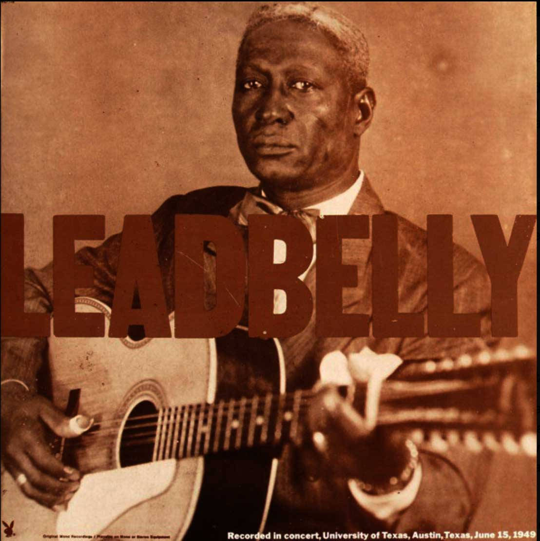 Leadbelly 在1949年的復古音樂會照片中彈奏結他。
