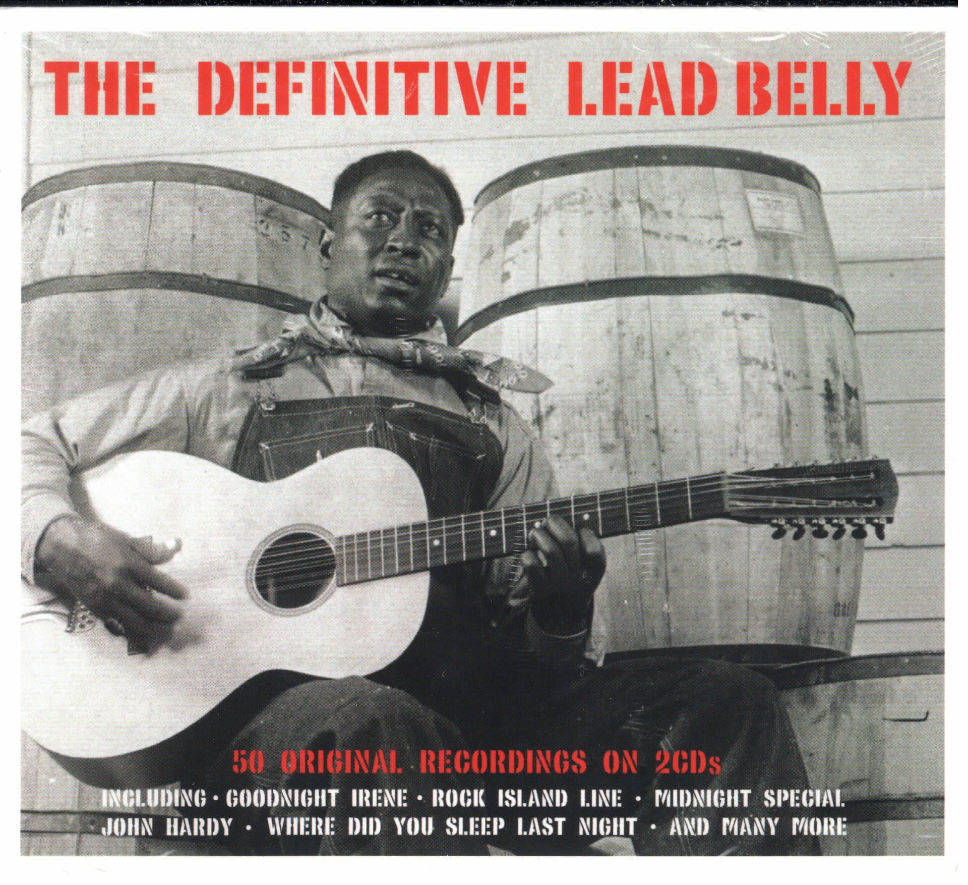 專輯封面中，Lead Belly 手持木結他，身後有木桶。