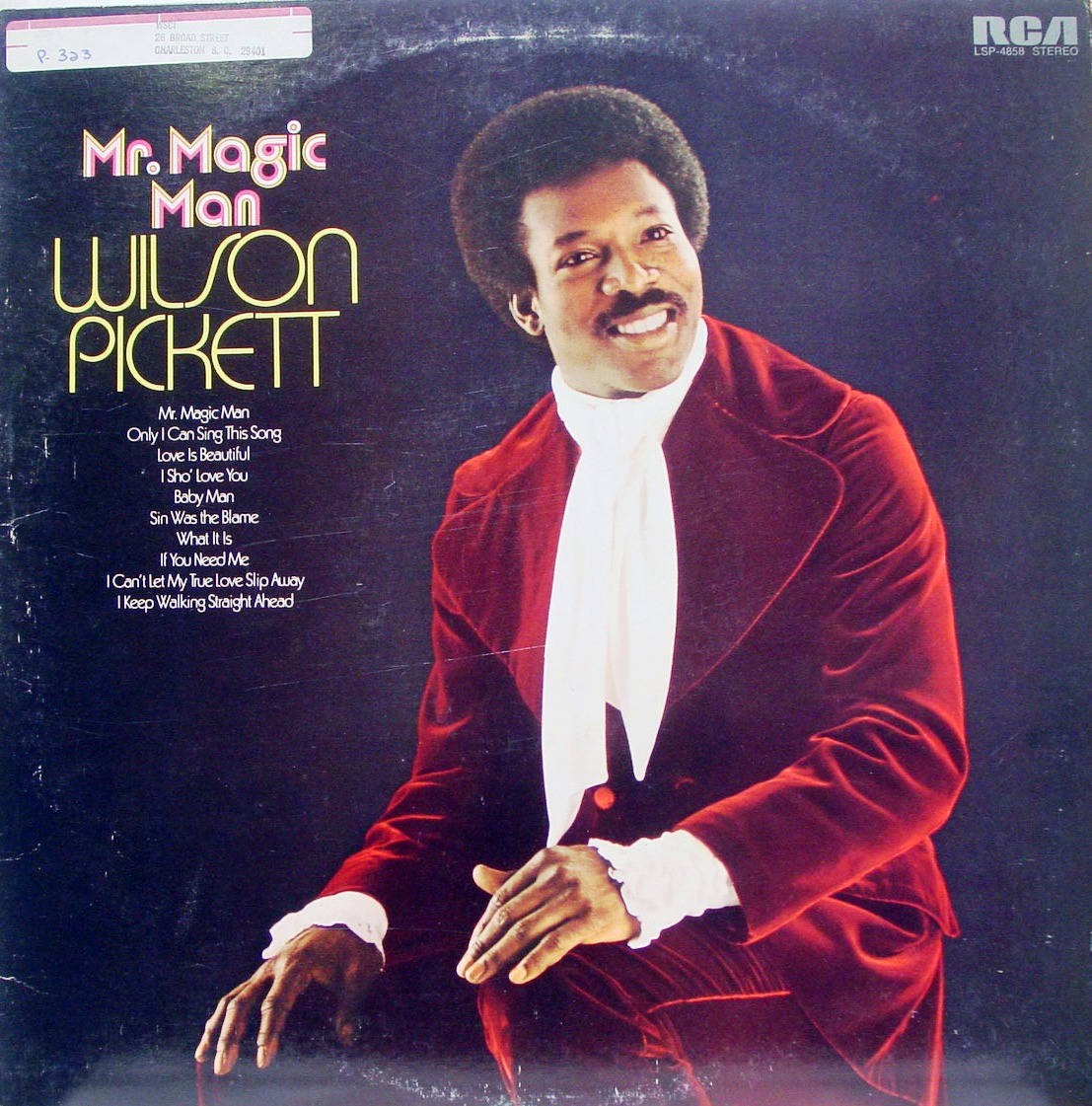 Wilson Pickett 穿著紅色天鵝絨西裝在《Mr. Magic Man》專輯封面上微笑。