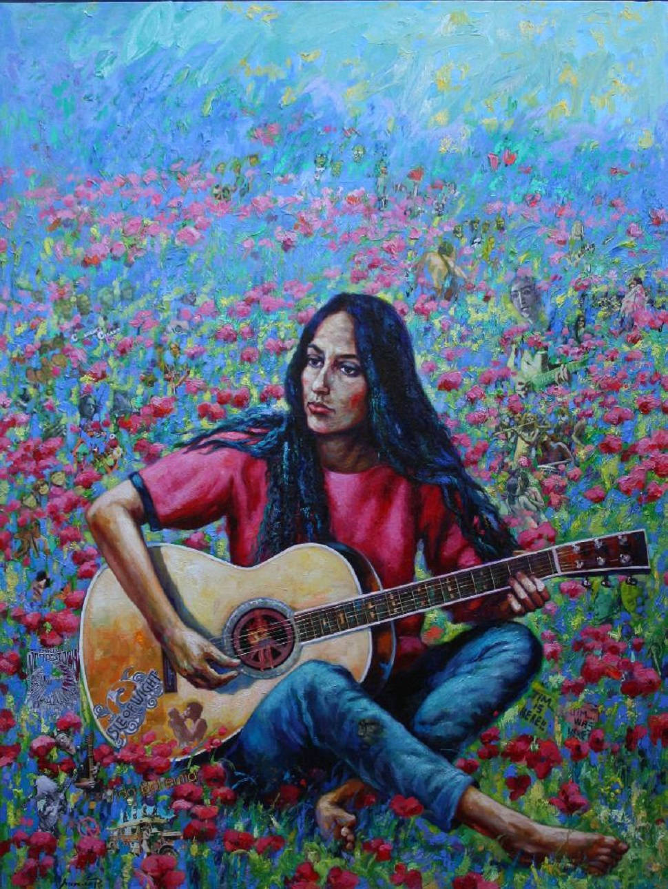 美國歌手瓊·貝茲的畫像 壁紙 — 一位長黑髮的女性在旋轉的藍天下，盤腿坐在一片充滿活力的粉紅色花田中，抱著一把木結他。
