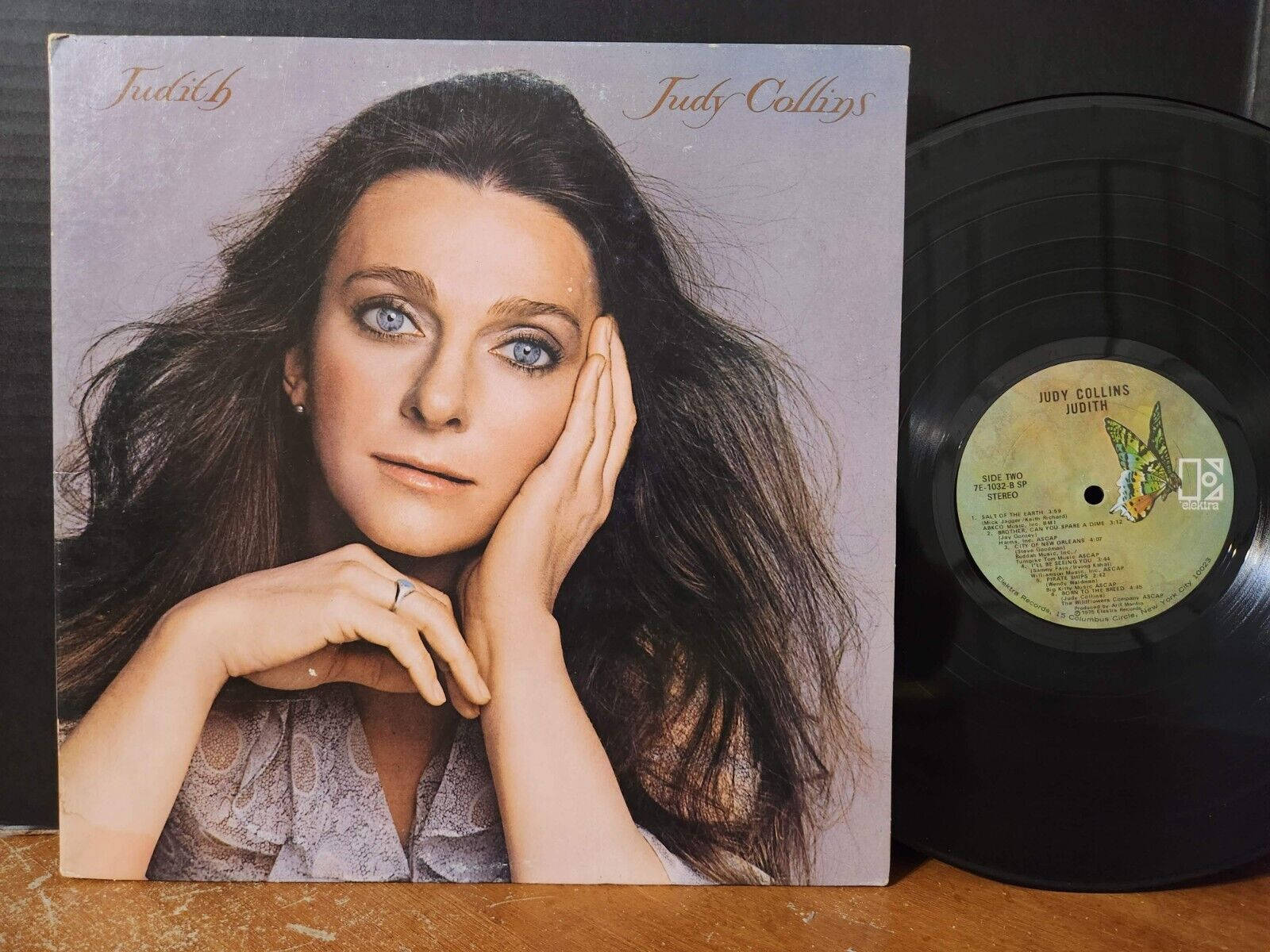 Judy Collins 的黑膠唱片專輯封面，旁邊有蝴蝶標籤。