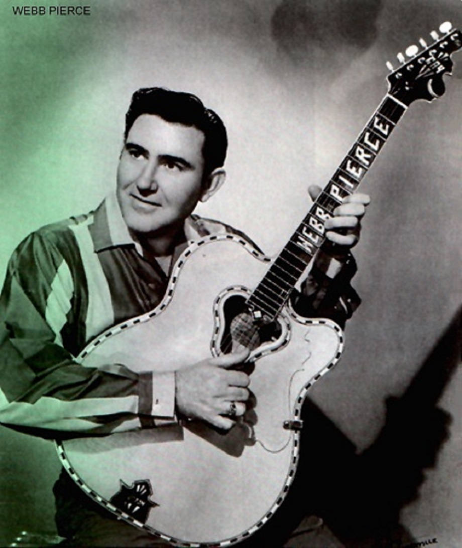 美國歌手韋伯·皮爾斯舊照片 壁紙 — 鄉村歌手韋伯·皮爾斯（Webb Pierce）的復古肖像，他手持標誌性結他，背景為煙霧彌漫的綠色。