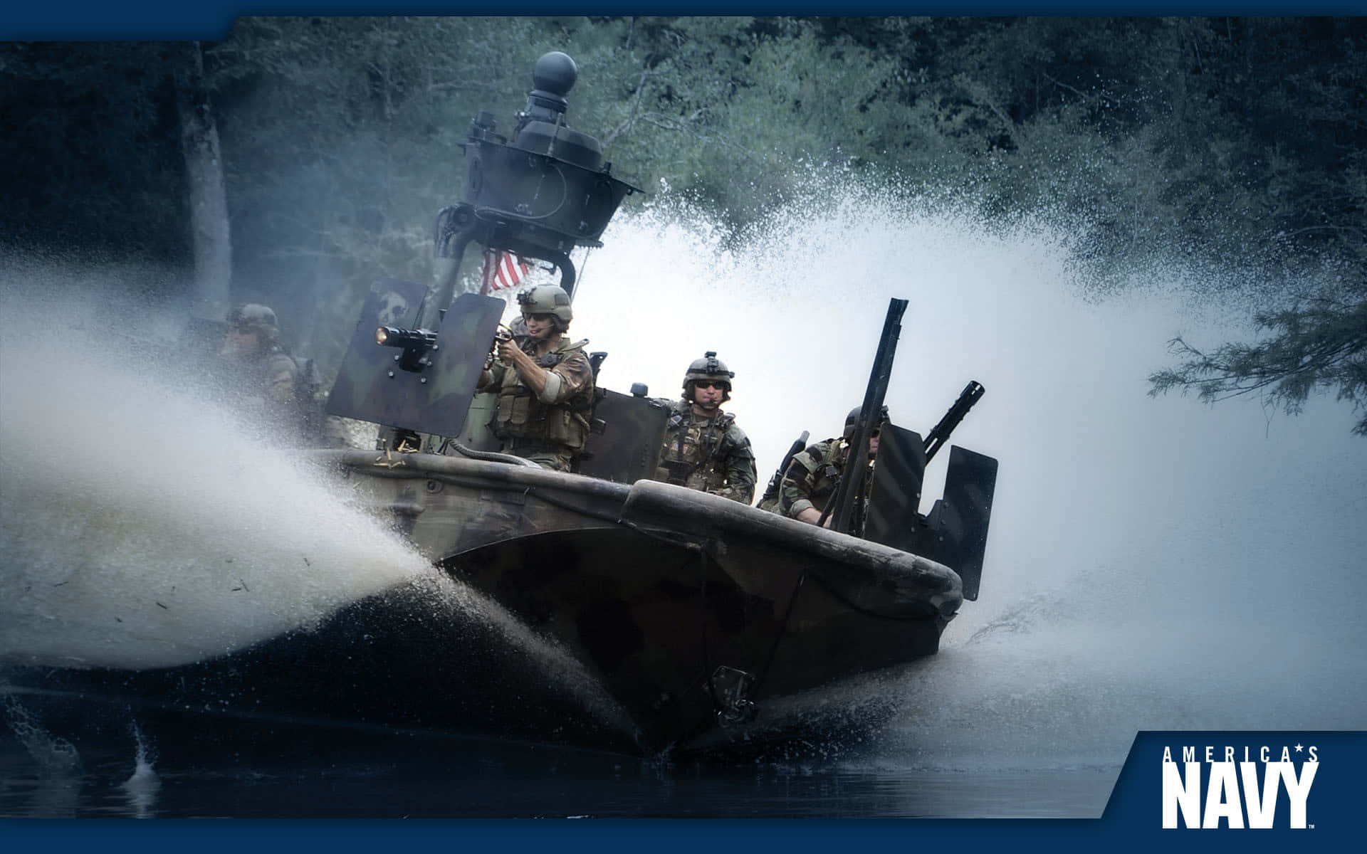 美國海軍官兵在晨旗儀式中敬禮 壁紙 — Navy SEALs 穿著戰術裝備在茂密森林環繞的洶湧水域中操縱高速船隻。