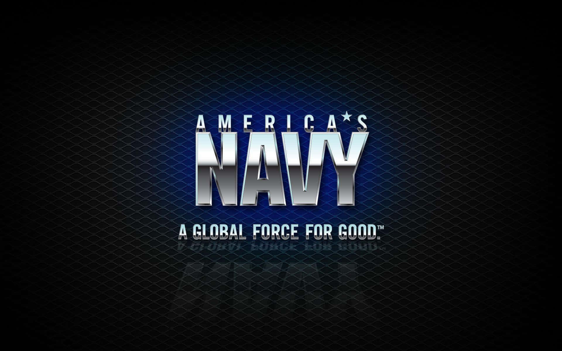 美國海軍官兵在甲板上敬禮 壁紙 — 閃亮的金屬 America's Navy 標誌在深藍色紋理背景上發光，帶有微妙的燈光效果。