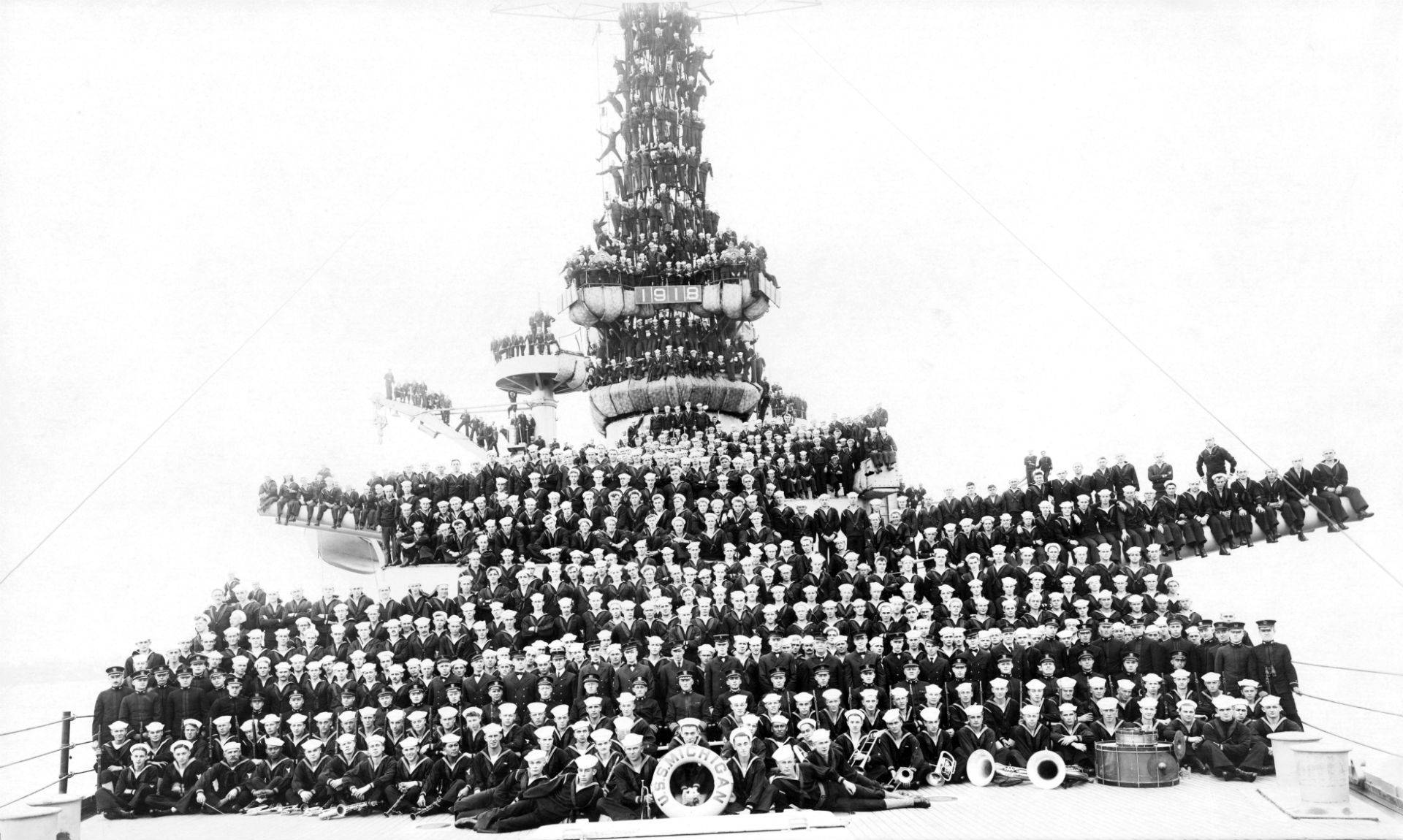 美國海軍水兵船員舊照 壁紙 — 歷史黑白照片，顯示大量海軍船員在戰艦甲板上排列成高聳的人體金字塔。