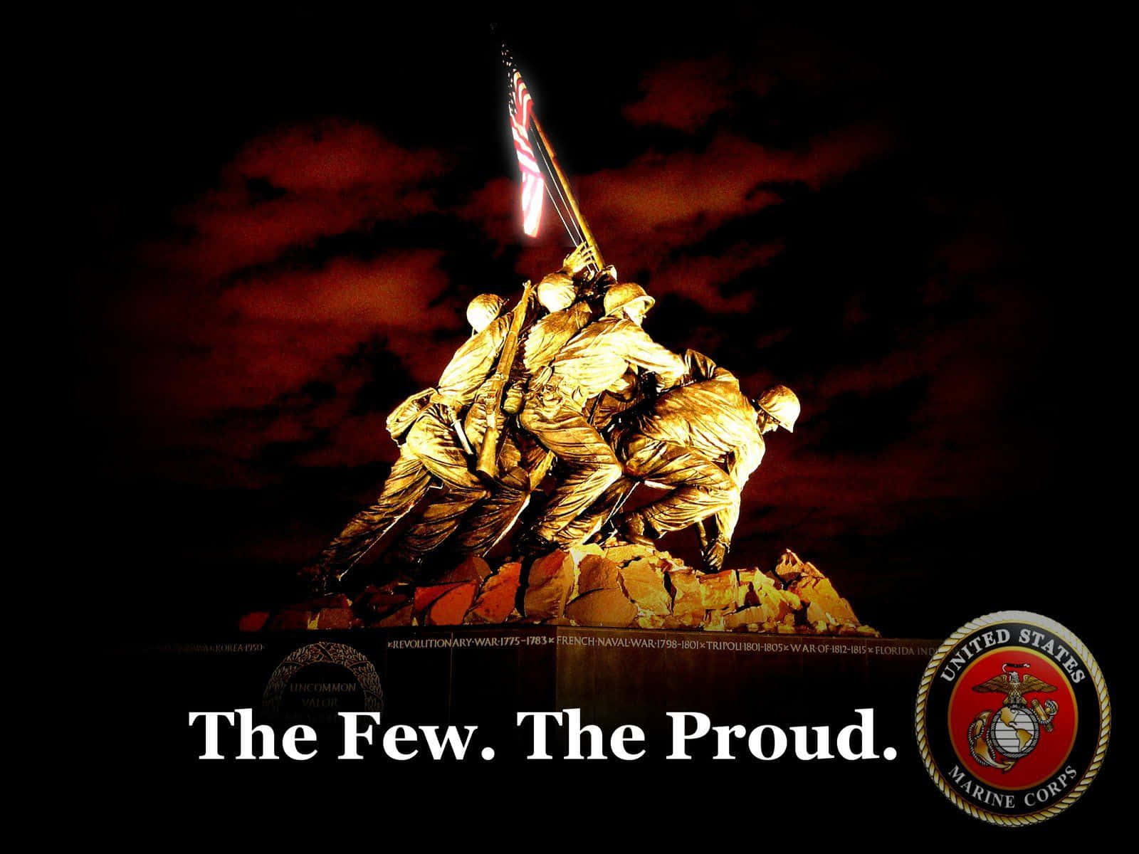 硫磺島紀念碑雕像，夜晚升起旗幟，在紅色天空下，文字為「The Few. The Proud.」