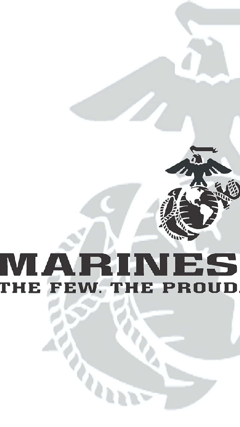 美國海軍陸戰隊以榮譽與勇氣服役 壁紙 — 黑白海軍陸戰隊徽章，上有鷹、地球和錨，下方粗體文字 MARINES THE FEW THE PROUD，背景為淺灰色。