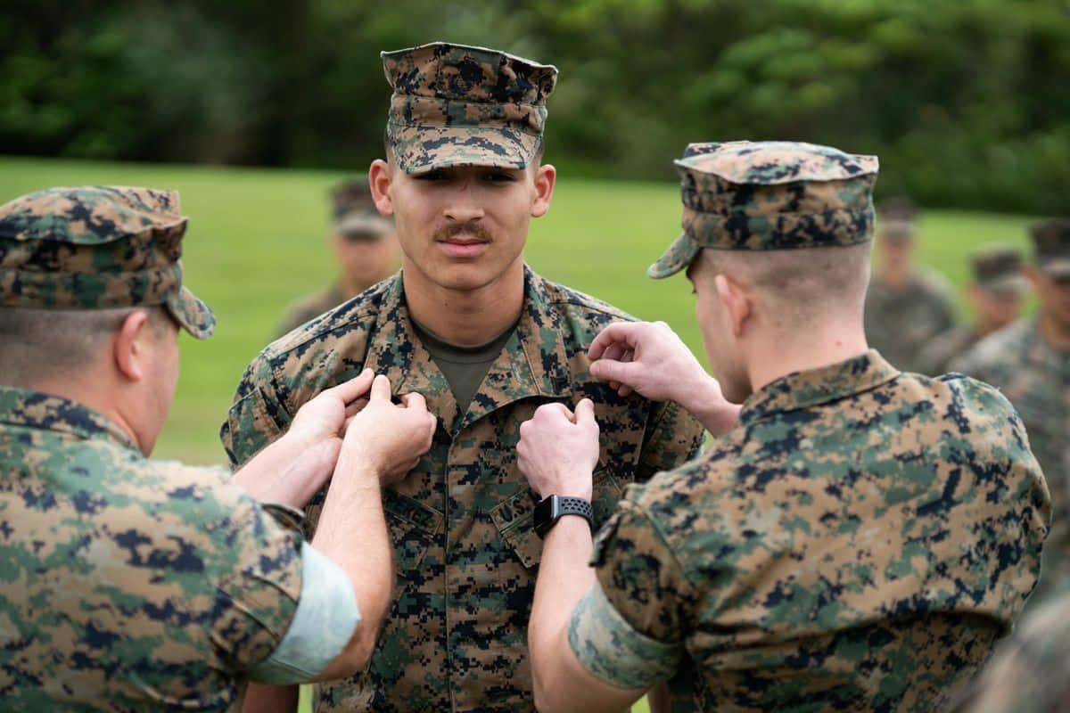 海軍陸戰隊員在儀式中為同伴別上勳章。
