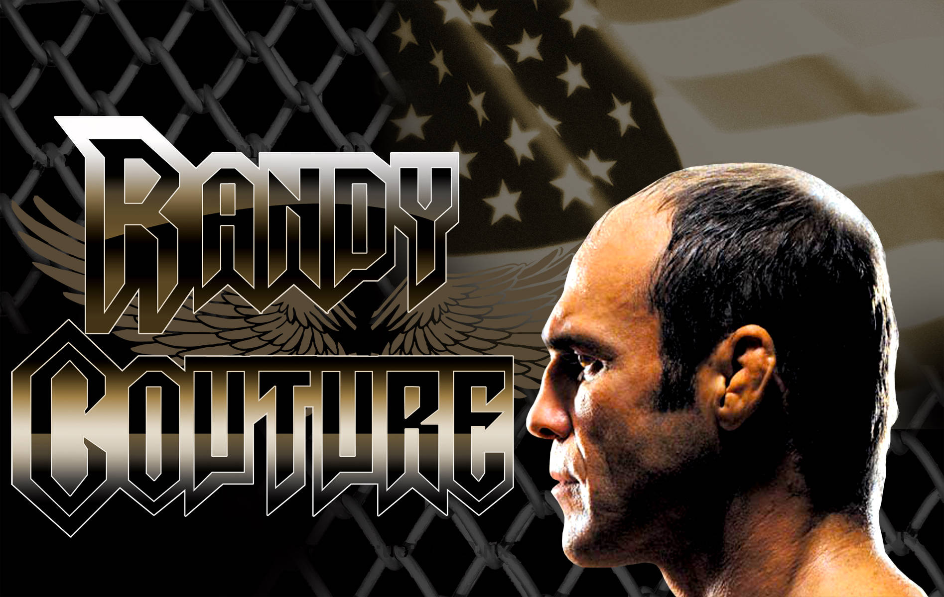 美國演員兼混合格鬥選手 Randy Couture 壁紙 — 一個戲劇性的戰士Randy Couture側面輪廓，背景是鐵絲網圍欄和美國國旗，並配有粗體金屬文字。