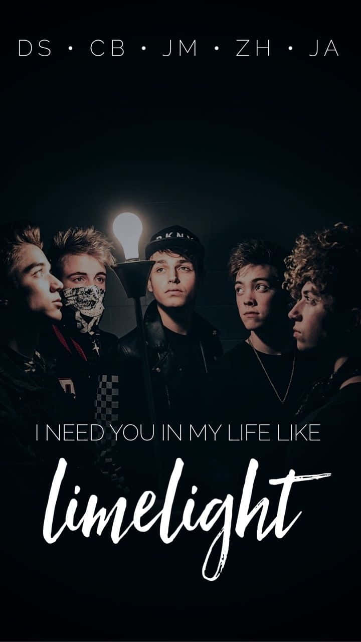五個穿著深色衣服的年輕男子在聚光燈下，文字寫著 I NEED YOU IN MY LIFE LIKE limelight