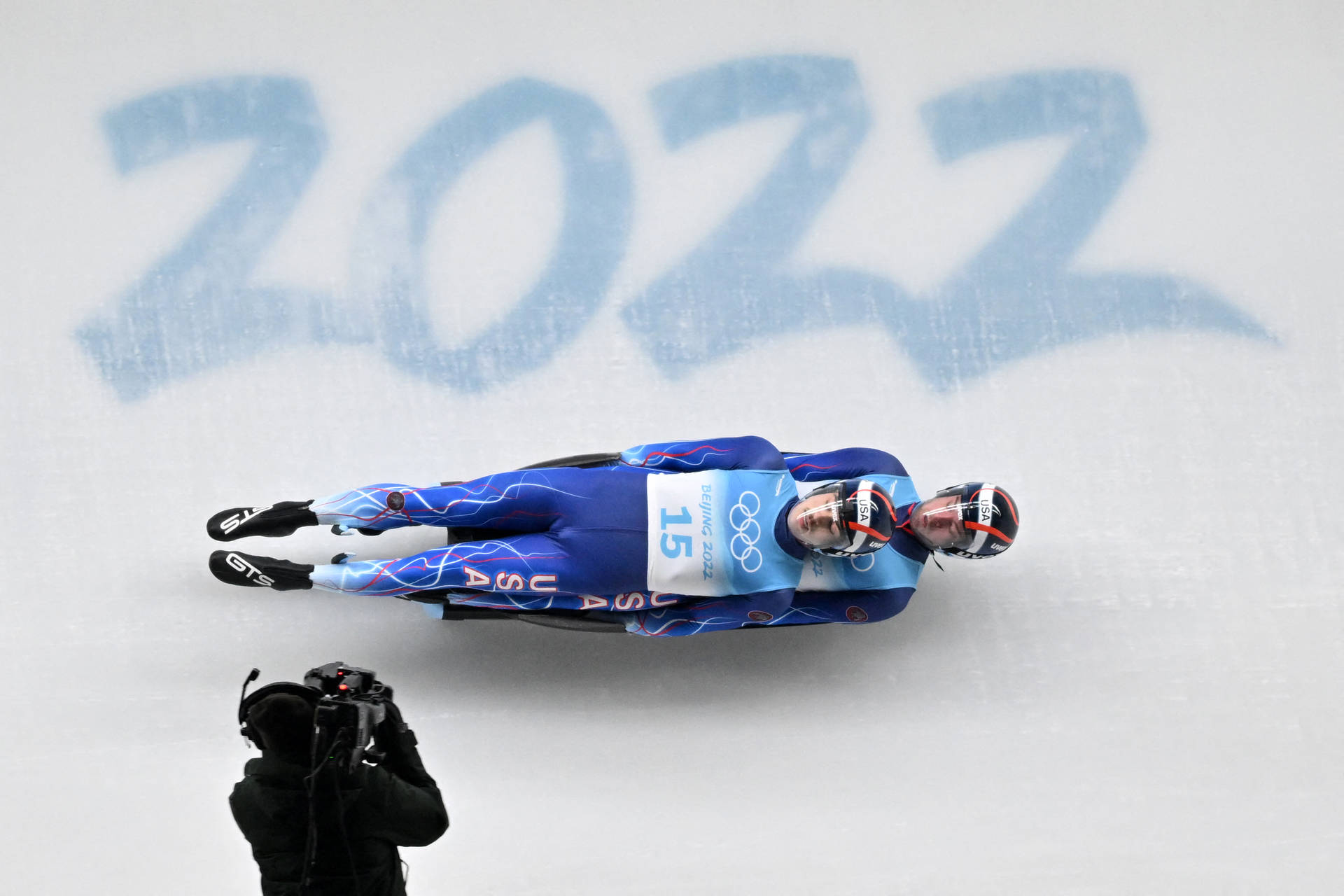 2022年冬奧會期間，兩名雪橇運動員在冰道上競速。