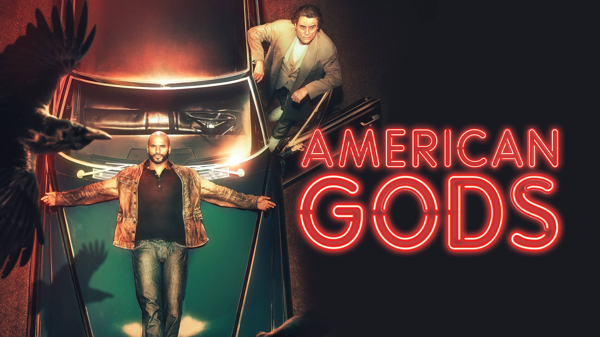 兩個男人在發光的車裡擺姿勢，有一隻烏鴉和紅色霓虹燈 'American Gods' 文字。