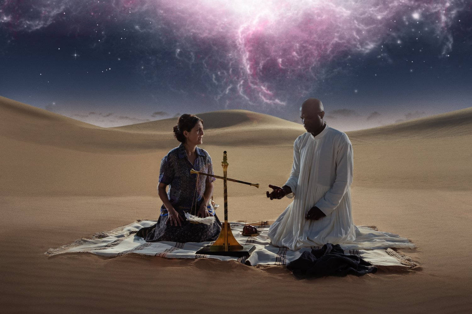沙漠夜晚，宇宙天空與星雲下的兩個人