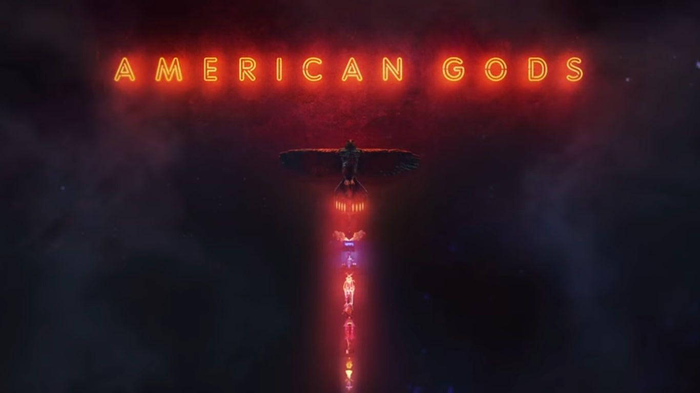 霓虹燈牌 American Gods 上方有一個帶翅膀的身影穿過宇宙黑暗降臨。