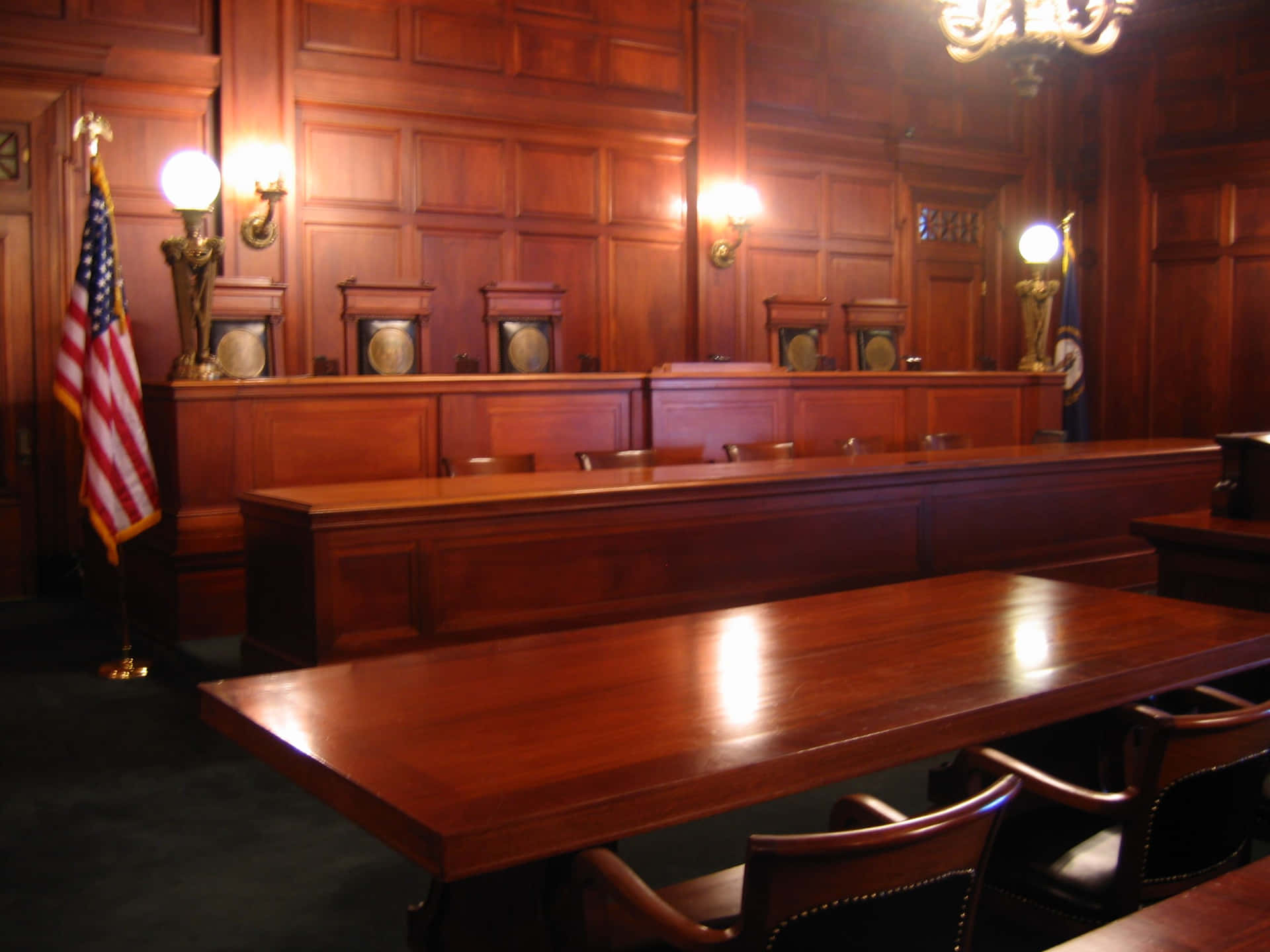 木製法庭，配有美國國旗和吊燈。