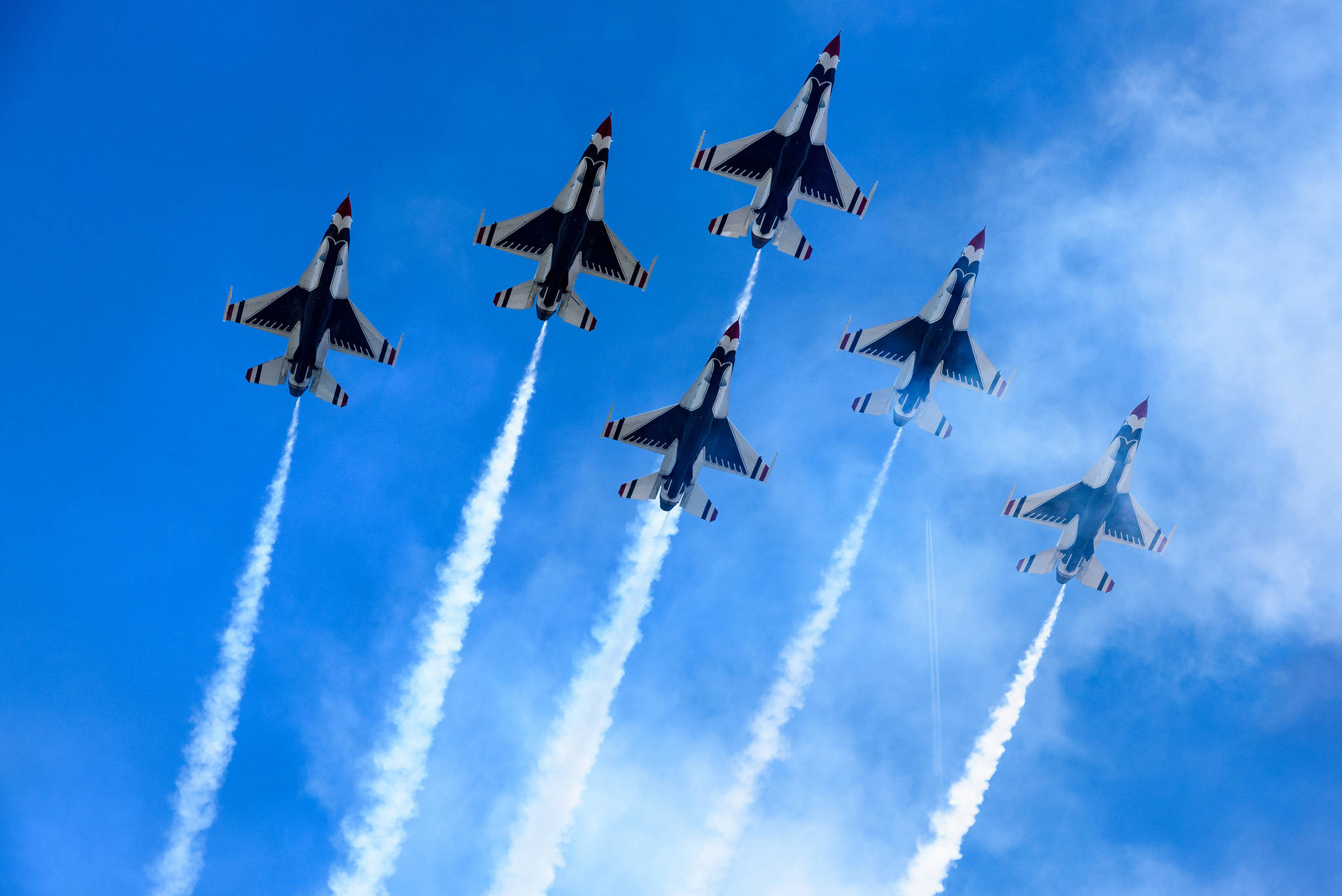 美國空軍雷鳥隊F-16戰鬥機 壁紙 — 六架戰鬥機在明亮的藍天下緊密編隊飛行，留下白色煙霧尾跡。
