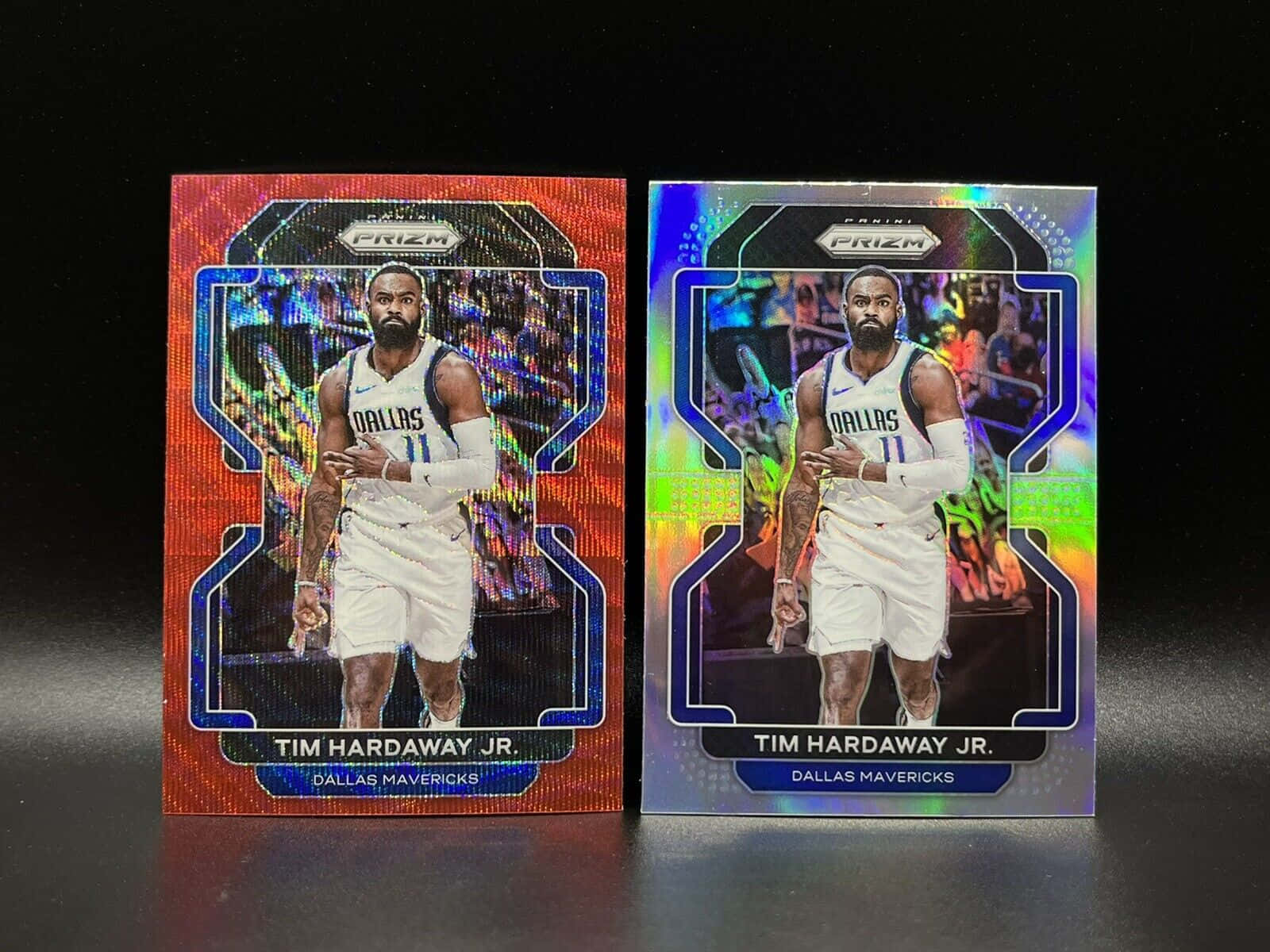 美國籃球運動員提姆·哈達威 Jr. 照片卡 壁紙 — 兩張 Tim Hardaway Jr. 籃球交換卡，正面帶有全息箔，並排放在深色反光表面上。