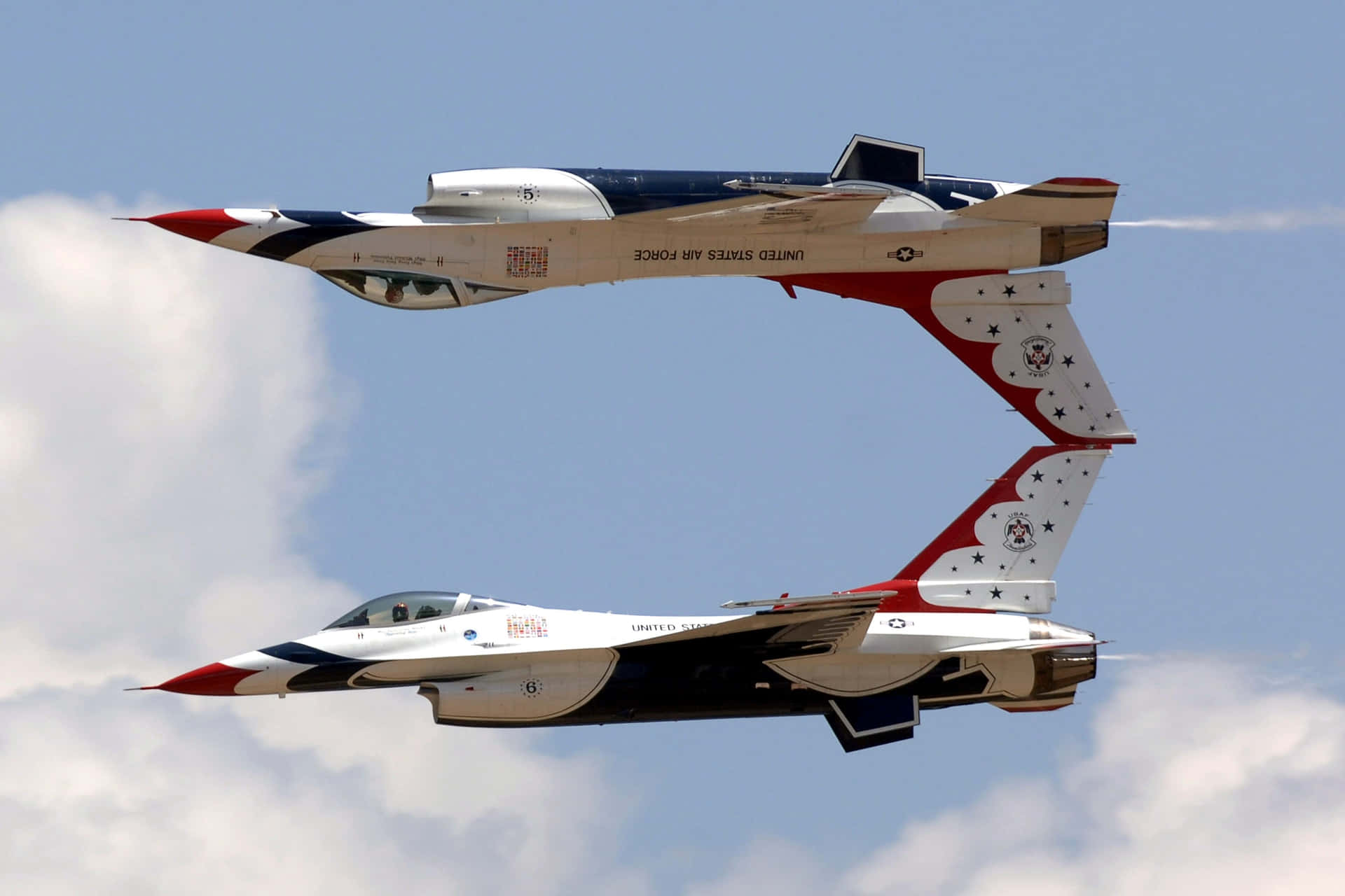 兩架美國空軍雷鳥噴射機在藍天白雲中編隊飛行。