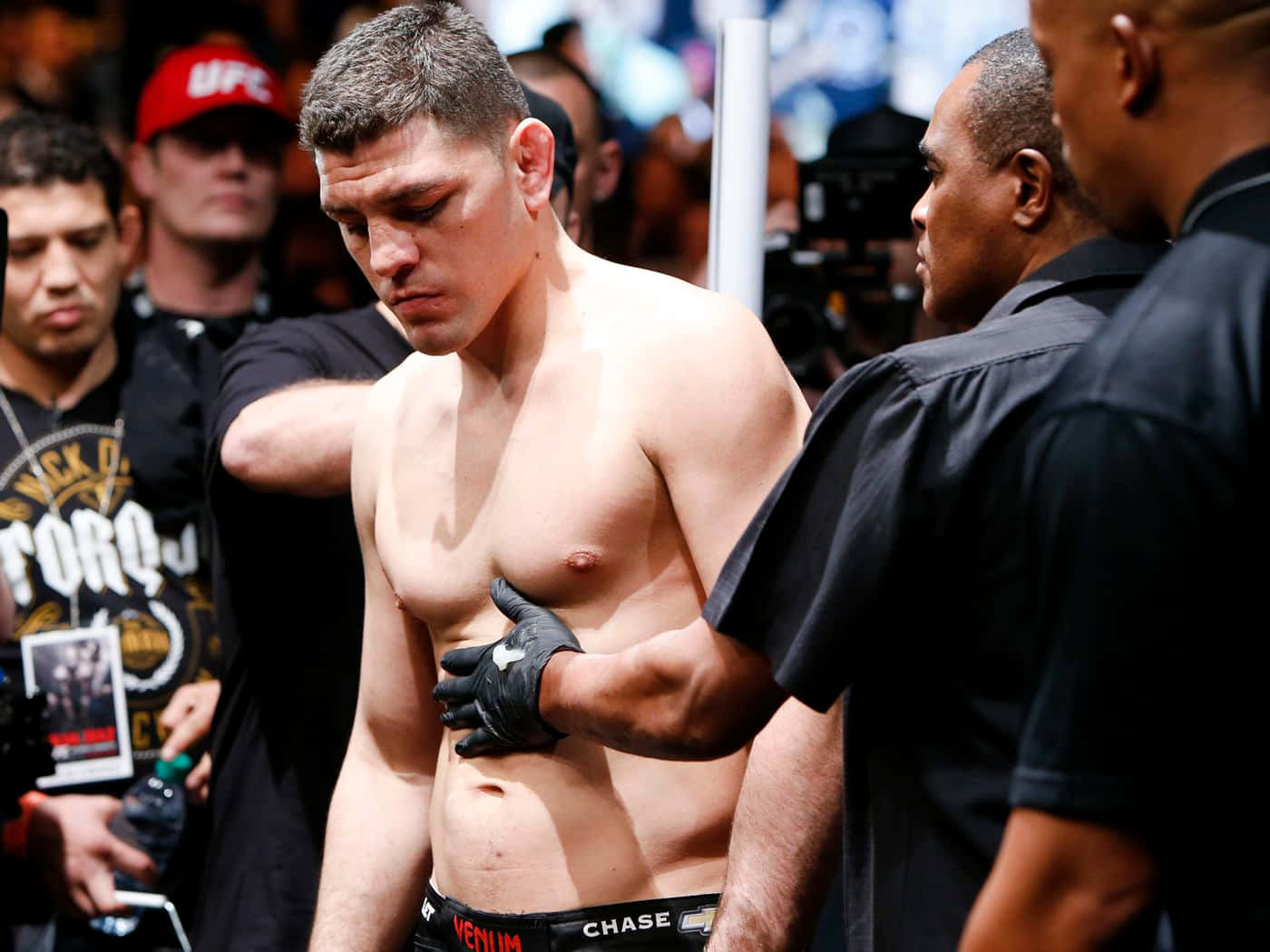 UFC拳手在比賽後接受醫療護理。