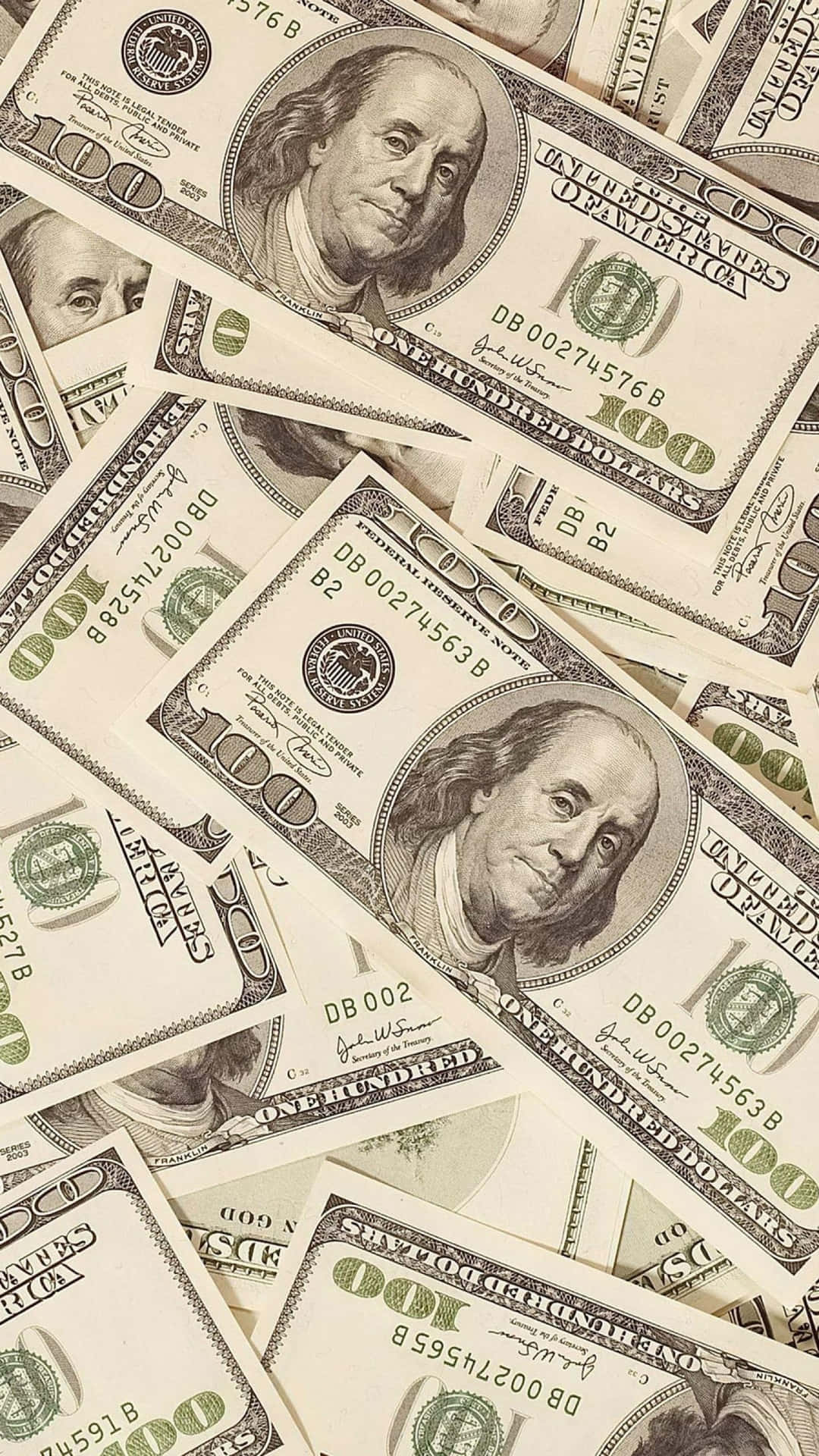 疊放的百元美鈔，顯示本傑明·富蘭克林的肖像和序列號。