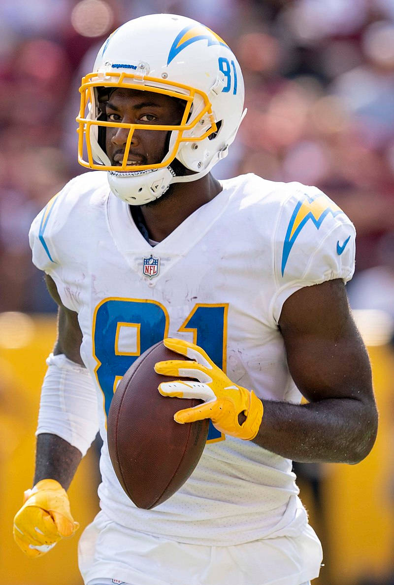NFL橄欖球球員在比賽中持球