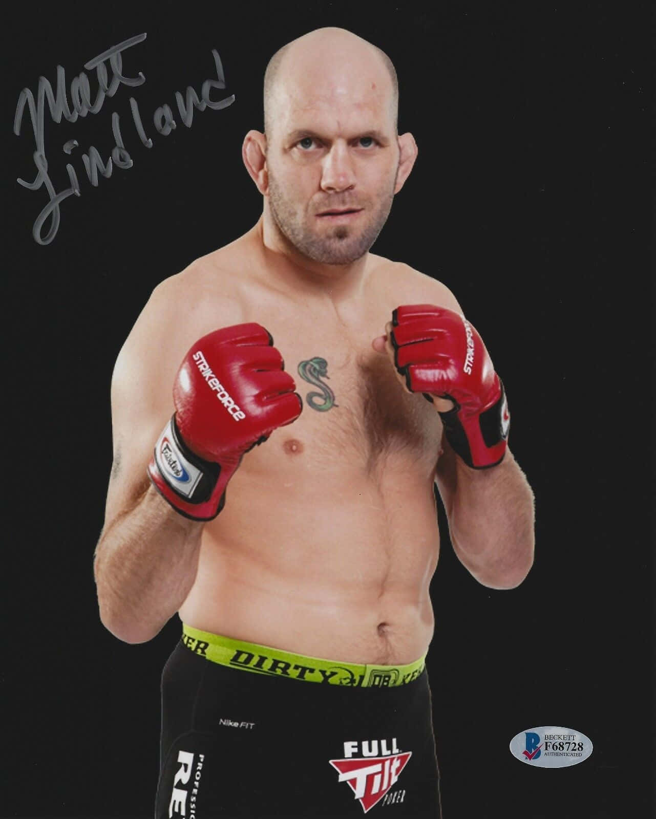美國職業MMA選手馬特·林德蘭簽名肖像 壁紙 — 光頭拳手Matt Lindland戴上紅色手套，在黑色背景上露出簽名，眼神銳利。