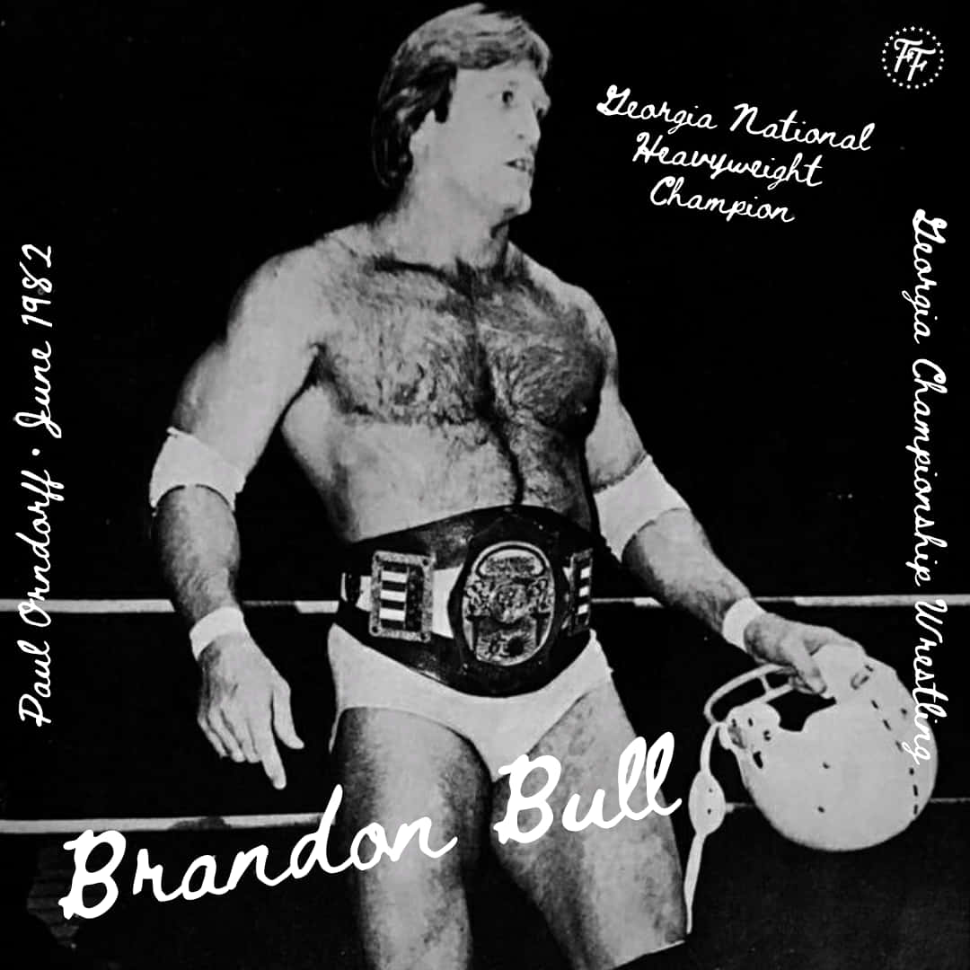 美國職業摔角手保羅·奧恩多夫復古插畫 壁紙 — 摔角手Brandon Bull在擂台上手持頭盔和冠軍腰帶的黑白照片。