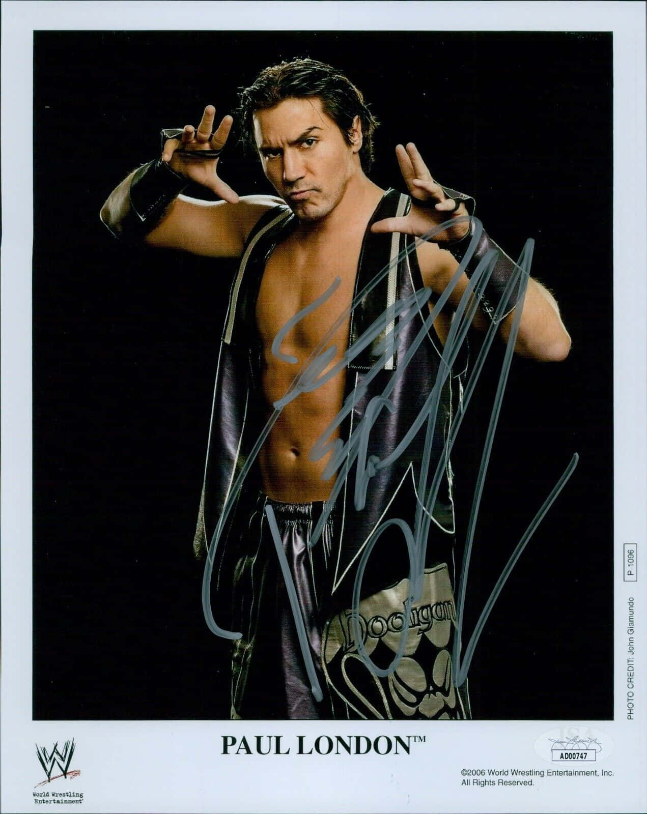 WWE摔角手Paul London身穿黑色背心舉手擺姿勢的簽名照片。