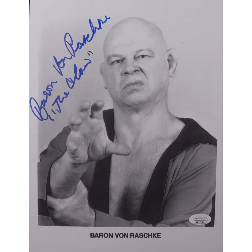 美國職業摔角手巴倫·馮·拉斯克舊簽名肖像照 壁紙 — 摔角手 Baron von Raschke 嘅黑白肖像，佢表情嚴肅咁指向前方。