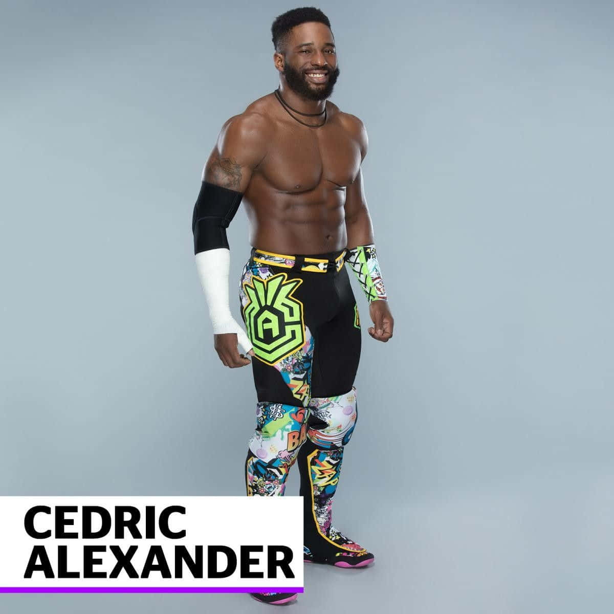職業摔角手 Cedric Alexander 穿著色彩繽紛的摔角裝備拍照。