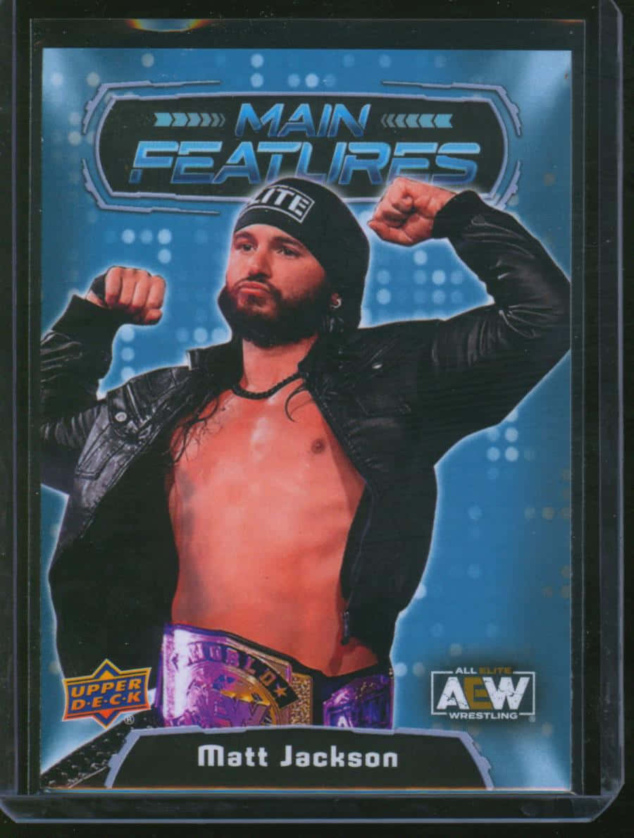 美國職業摔角手馬特·傑克森 AEW Upper Deck 主要特徵收藏卡 壁紙 — Matt Jackson 赤裸上身，身穿黑色皮夾克和冠軍腰帶，在發光的藍色競技場背景下展示肌肉。