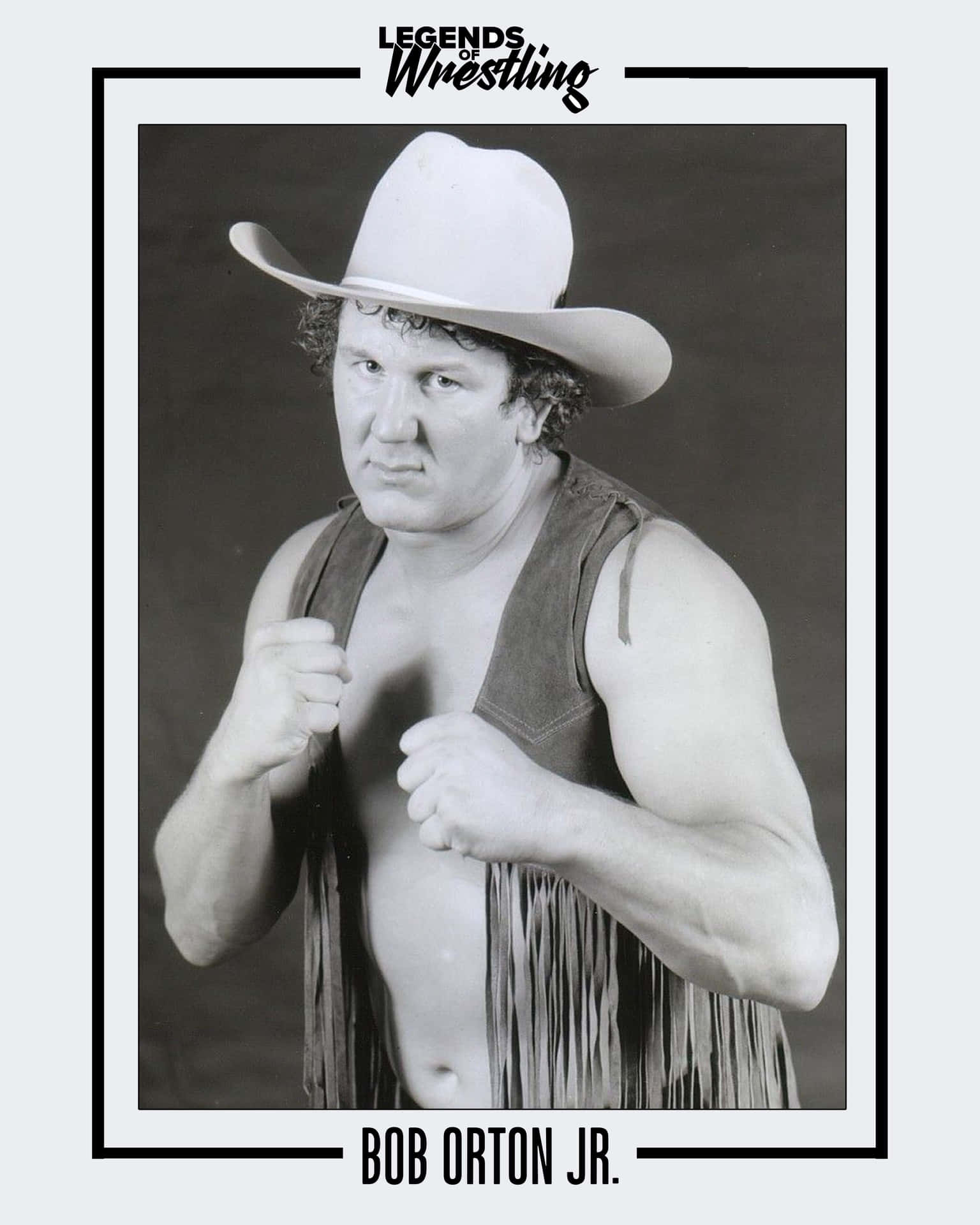 摔角手 Bob Orton Jr. 戴著牛仔帽和流蘇背心，握緊拳頭擺姿勢。