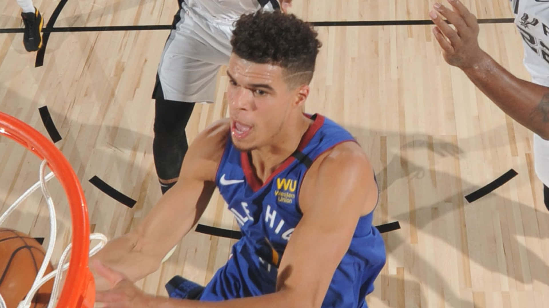 籃球運動員在比賽中灌籃。