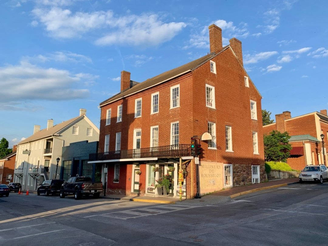 紅磚歷史建築，白色窗戶，街角，藍天白雲