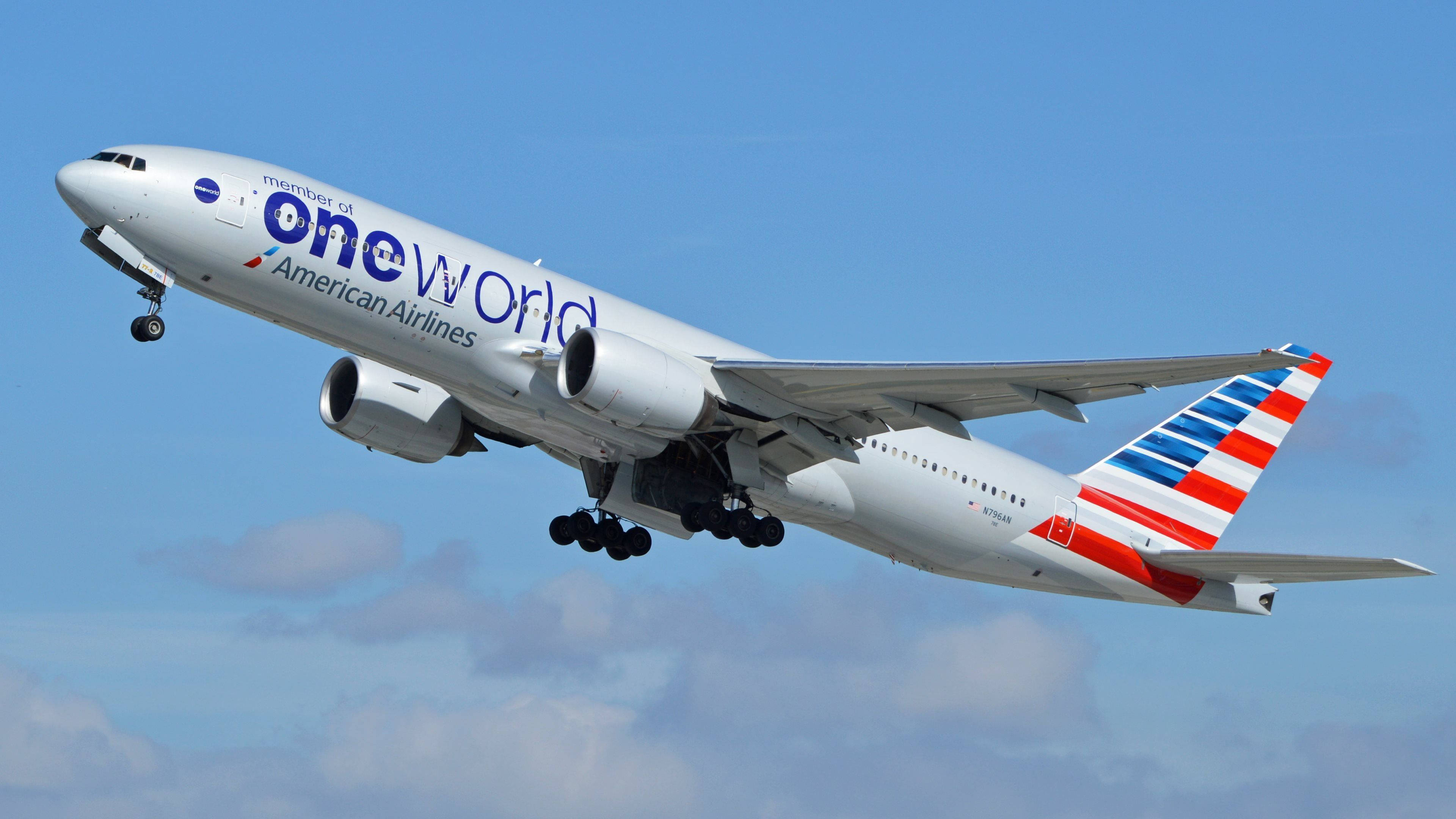 美國航空 One World 壁紙 — 一架白色美國航空波音777帶有寰宇一家塗裝，在藍天白雲中攀升。