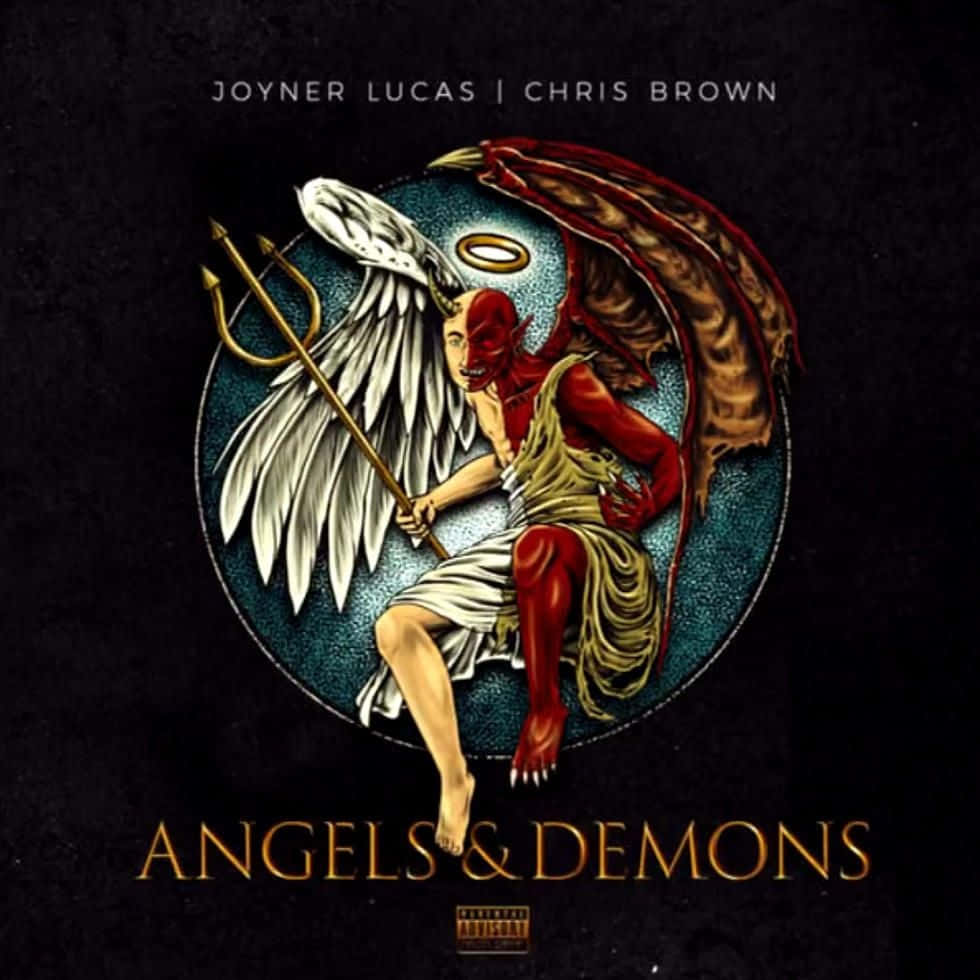 美國說唱歌手 Joyner Lucas 壁紙 — 一個紅皮膚的惡魔形象，長有白色天使翅膀，手持三叉戟，坐在圓形框架內，背景為深色。