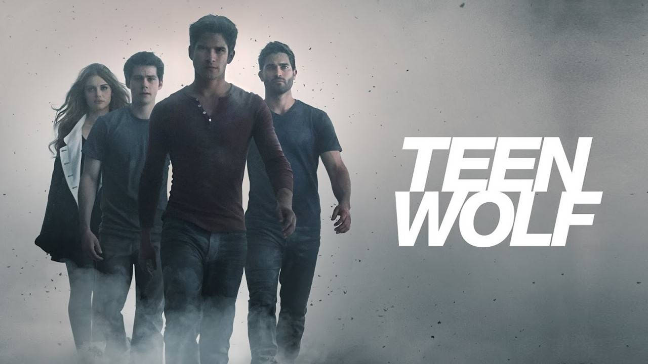 四位認真的青少年穿過煙霧，伴隨著《Teen Wolf》標題。