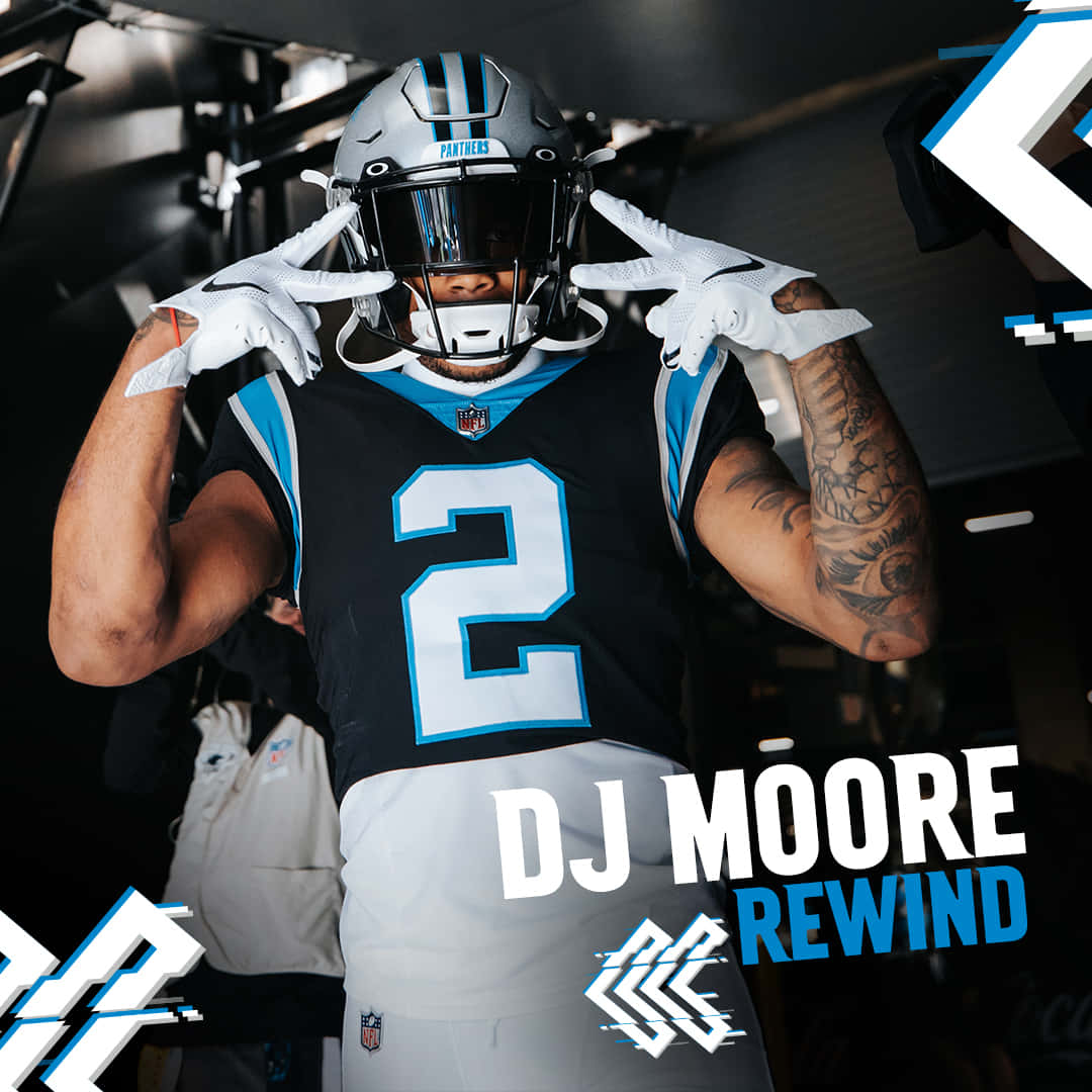 美式足球員DJ Moore身穿黑豹隊裝備在隧道中調整頭盔。