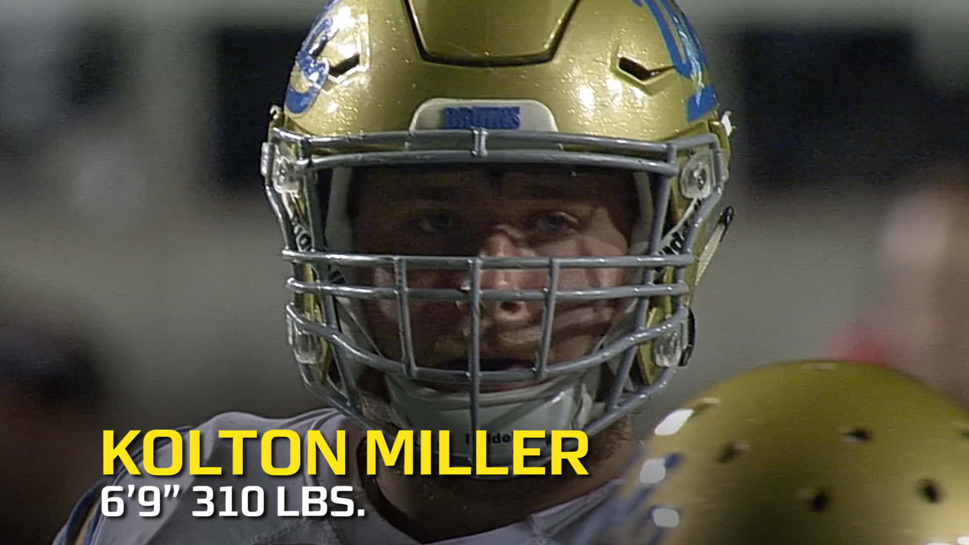 戴著金色頭盔的美式足球員Kolton Miller專注地看著鏡頭。