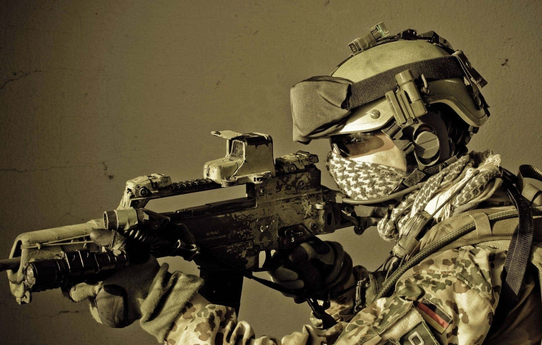 全副武裝的士兵以專注的表情瞄準步槍。