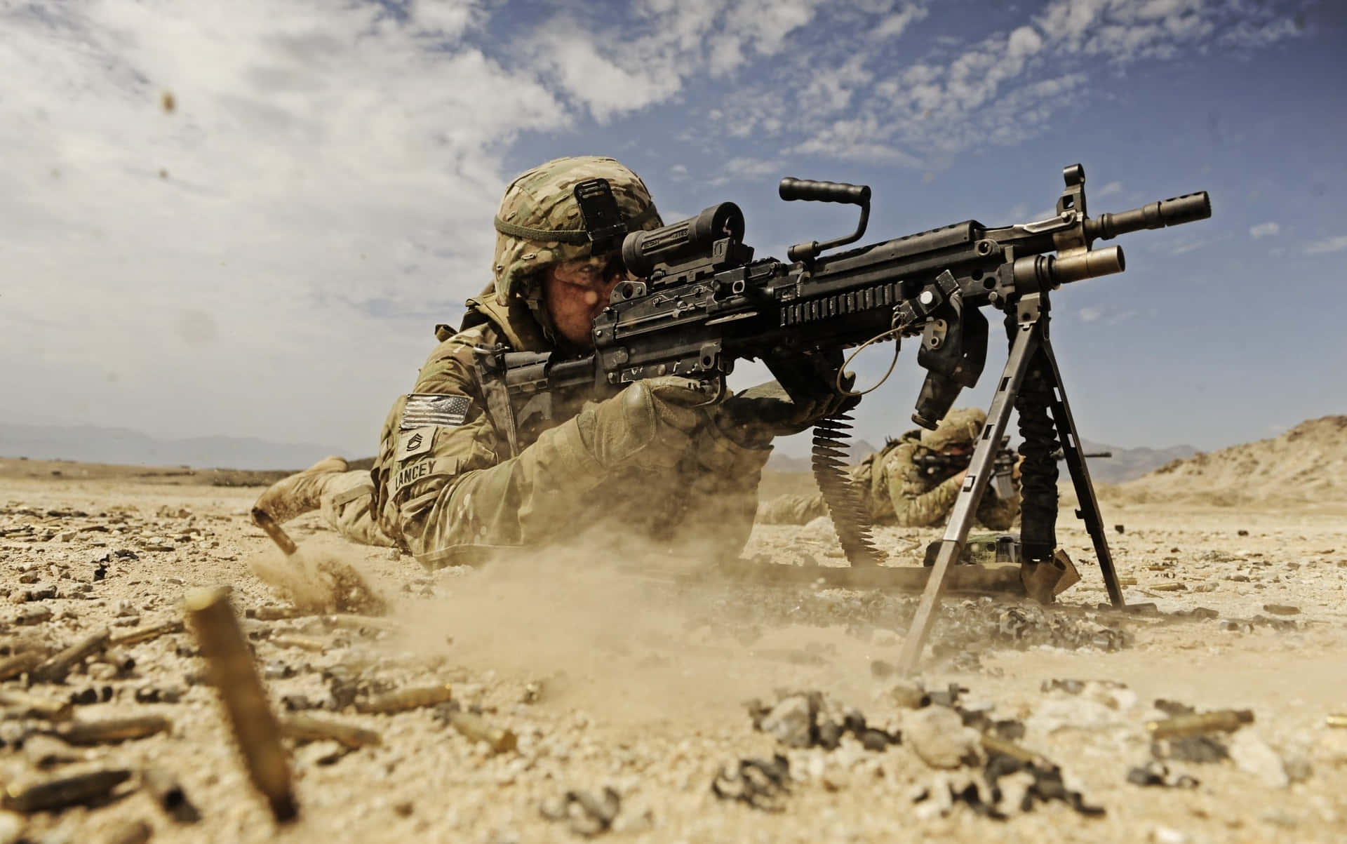 士兵在沙漠中發射重型機槍