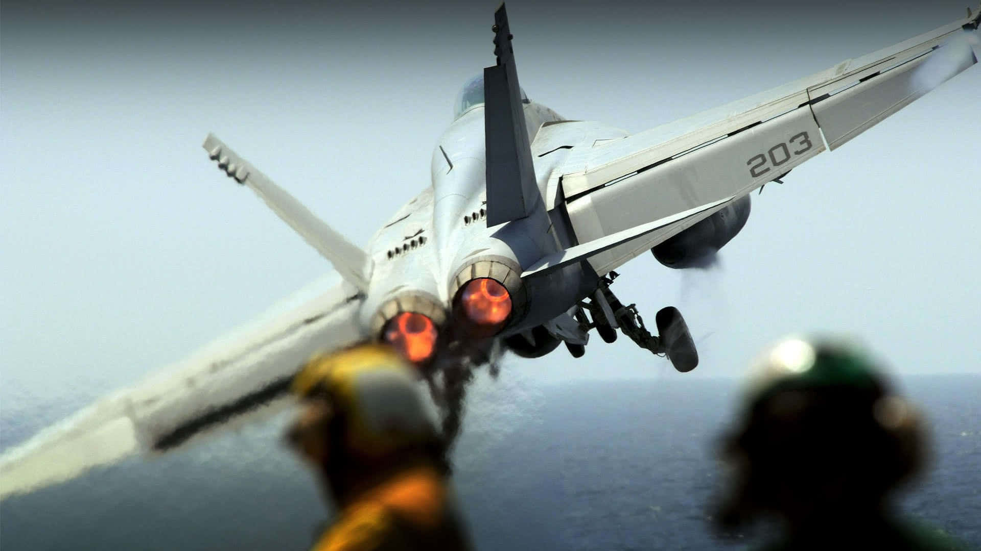 戰鬥機從航空母艦起飛，船員觀看。