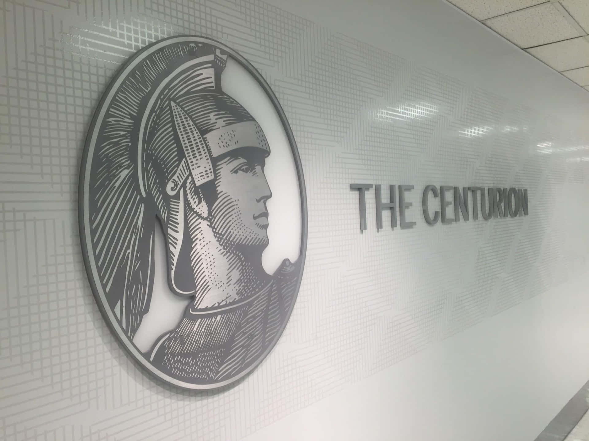 帶有羅馬百夫長標誌和THE CENTURION文字的企業牆壁。