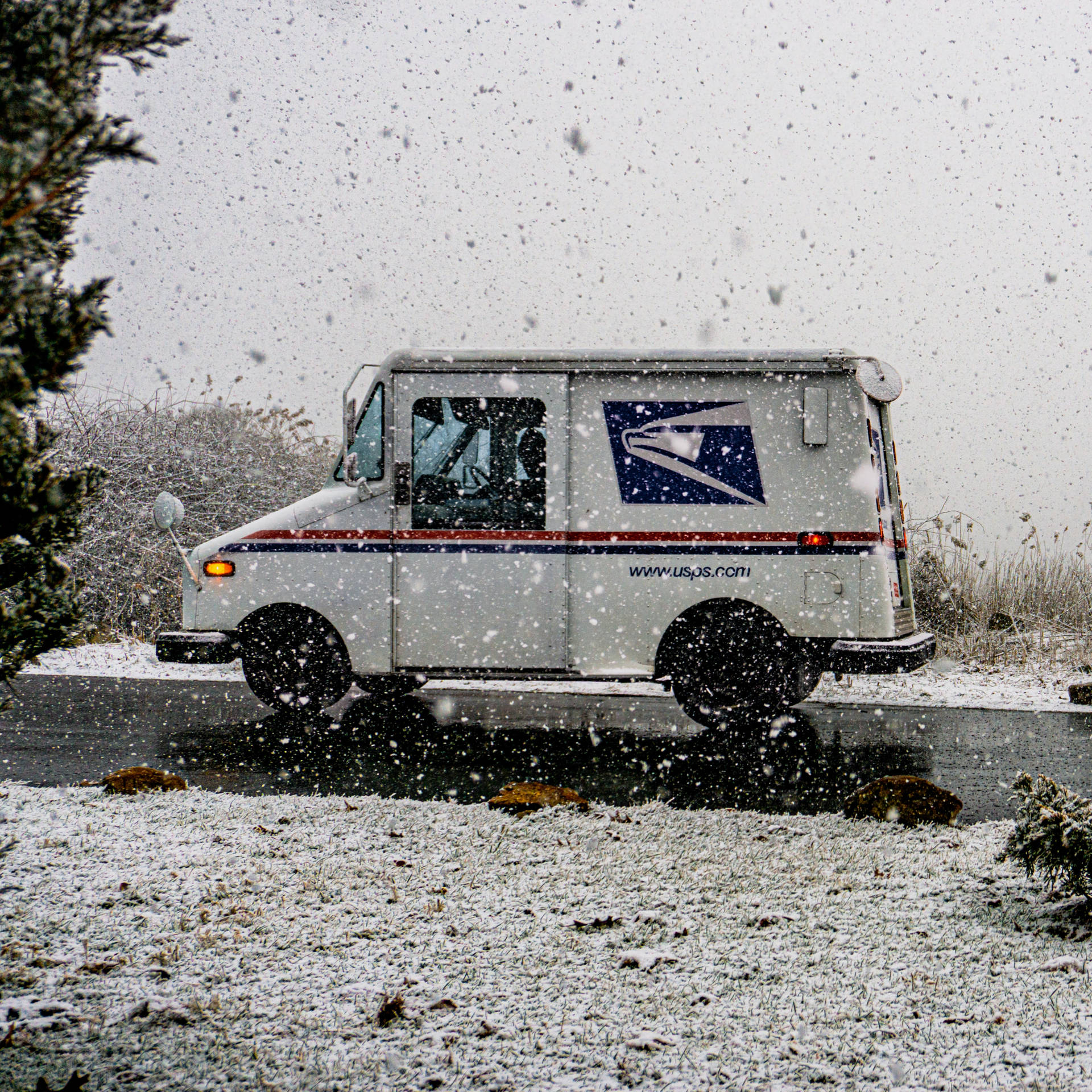 USPS郵政車在冬季雪路上行駛