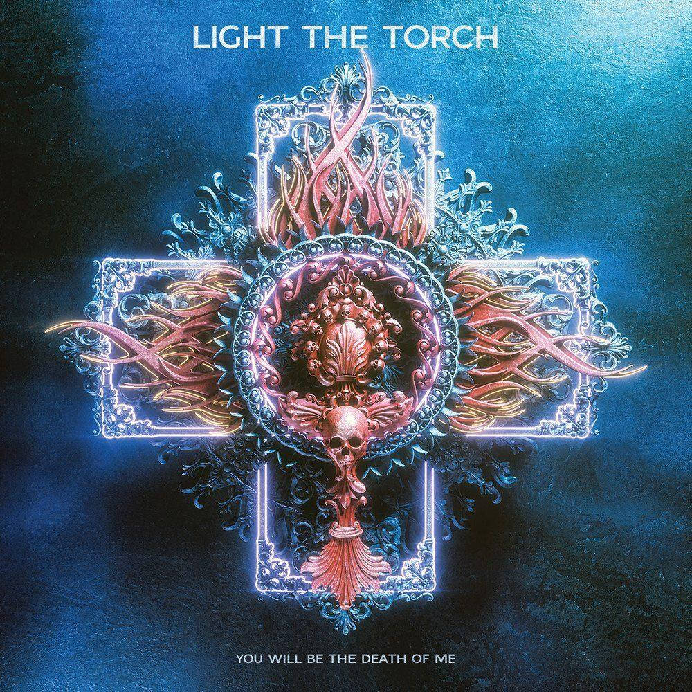 美國金屬核樂隊Light the Torch的諷刺專輯封面 壁紙 — 一個發光的華麗十字架，中心有骷髏頭，火焰般的藤蔓纏繞，背景為深藍色紋理。
