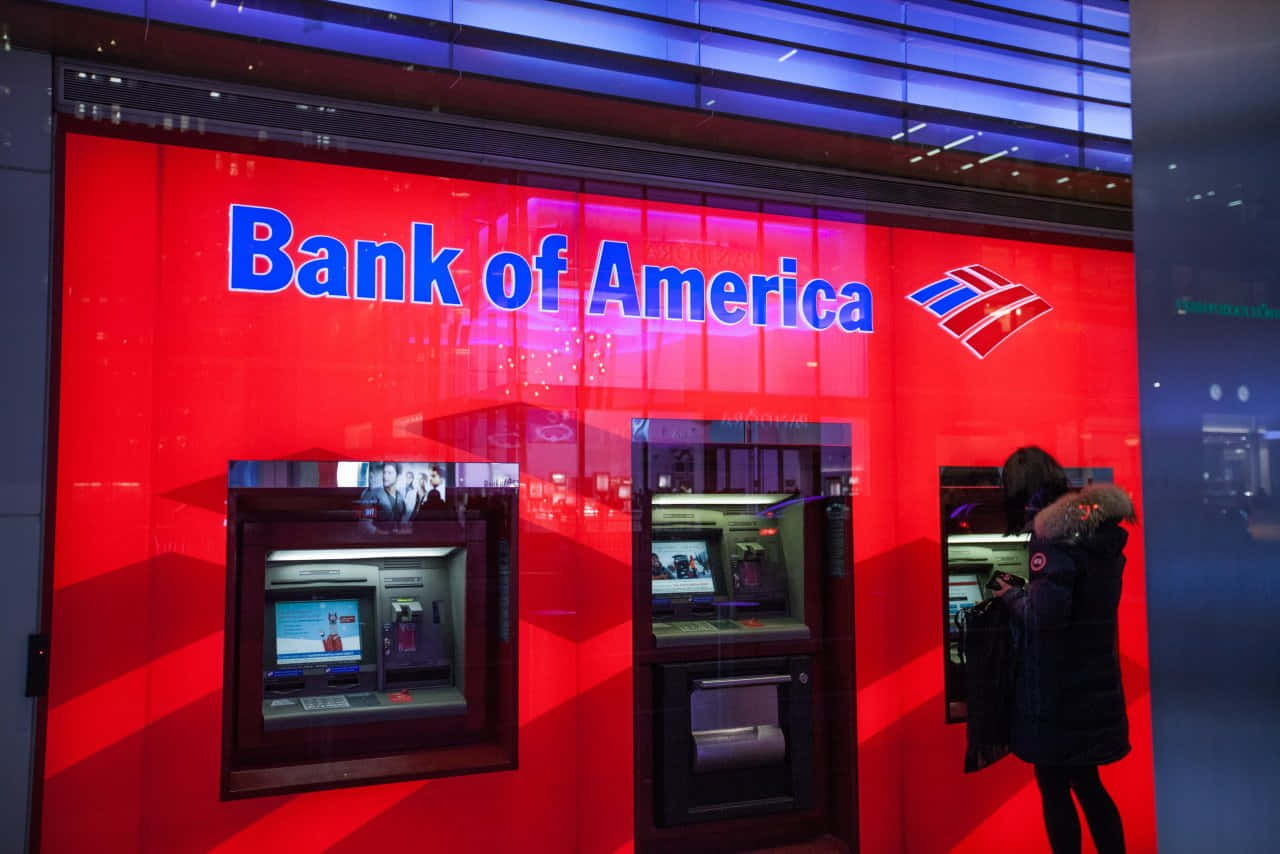 夜晚喺Bank of America分行使用ATM嘅人。