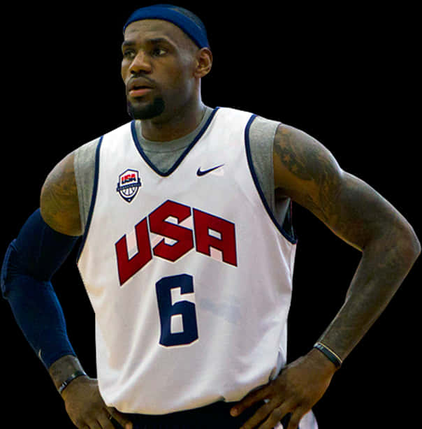 美國隊6號籃球運動員 壁紙 — 勒邦占士身穿美國籃球6號球衣，雙手叉腰，自信地站在黑色背景前。