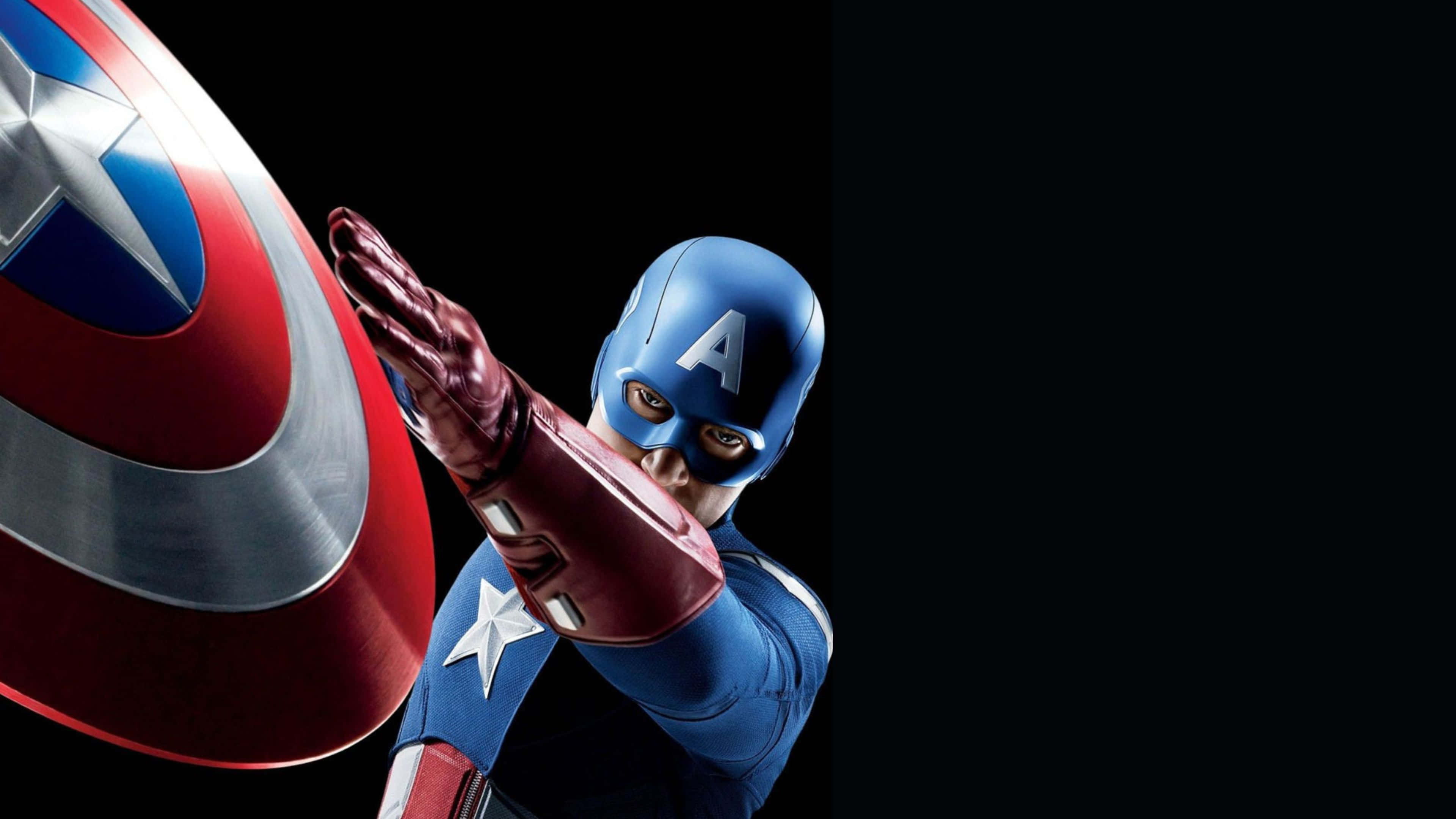 4K Captain America 桌布 壁紙 — 美國隊長身穿藍、紅、白色戰衣，在純黑色背景前手持標誌性盾牌。