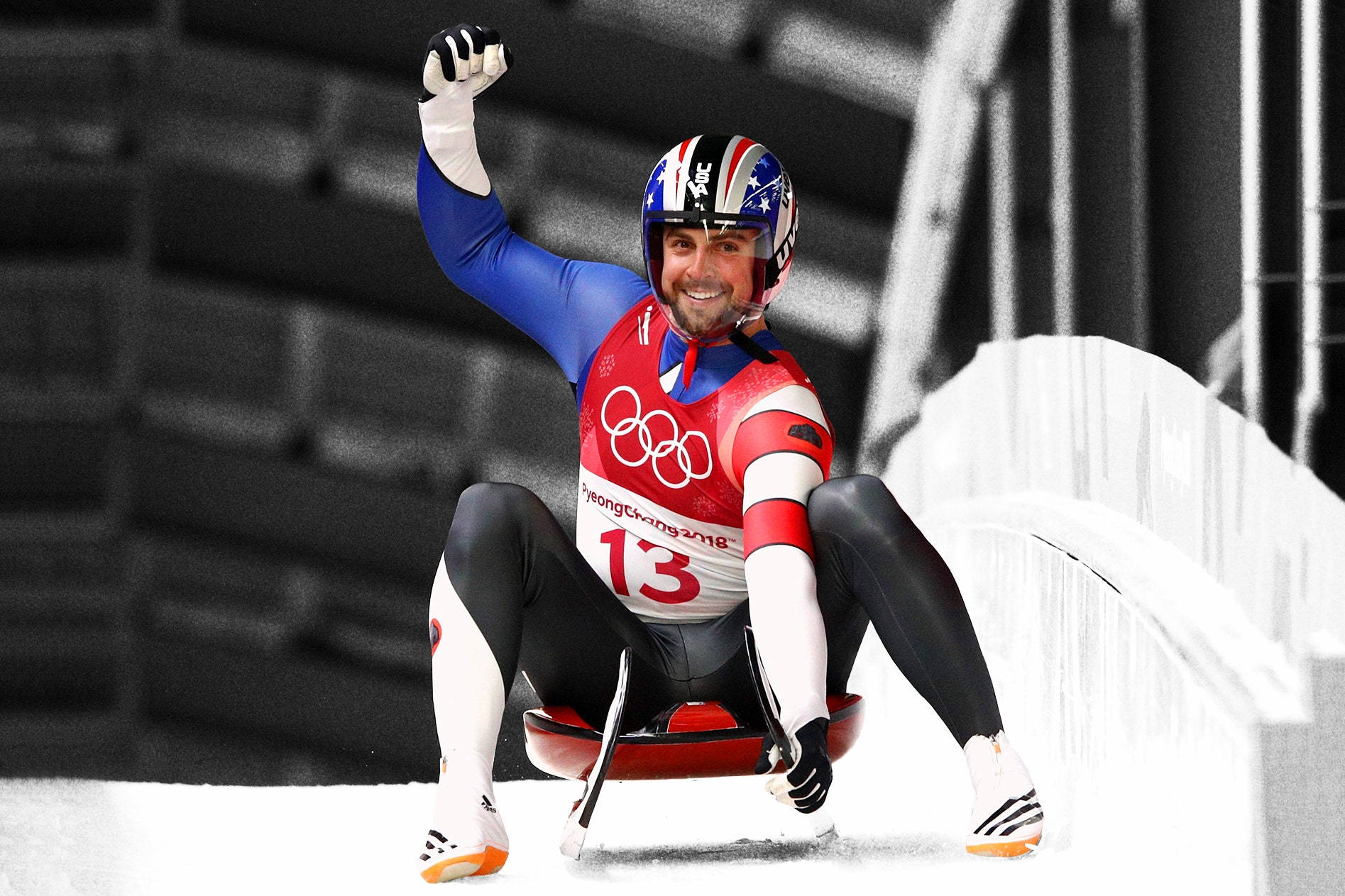 雪橇運動員在平昌2018冬季奧運會比賽後揮手。