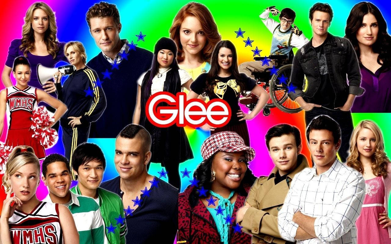 Glee 電視節目演員在彩虹背景和藍色星星下擺出多彩姿勢。